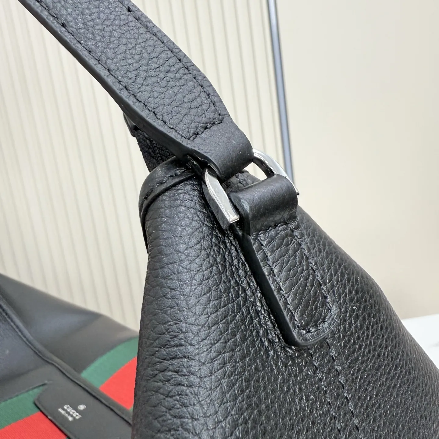 p800。【配全套包装】‼️Gucci Primavera系列通过融合创新与务实的愿景，确立了廓形、质地与材质的新语汇。加宽的织带嵌花细节以现代态度重塑包袋廓形。柔软的哑光皮革饰有低调的&ldquo;Gucci Made in Italy&rdquo;标识，多用途肩带适合日常出行背携。 黑色软皮，哑光表面 钯色金属配件 黑色针织衬里 织带嵌花和银色烫银&ldquo;Gucci 意大利创作&rdquo;标识 内部：1个拉链口袋 手柄垂直长度：30厘米 可拆卸和可调节皮革肩带，下垂长度65厘米，长度：100-120厘米 拉链开合 型号：A006KP。 尺寸：65厘米（宽）x20厘米（高）x37厘米（深） 重量：约1.430千克 颜色：黑色全皮。 意大利创作