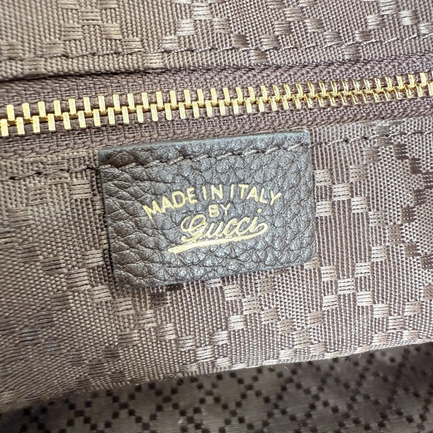 p820。【配全套包装】‼️Gucci Primavera系列通过融合创新与扎实的设计理念，为款式、质感和材质创造了全新语汇。这款多功能波士顿包设计中，品牌标志性的竹节元素以精致的点缀形式呈现，巧妙融入于精湛制作的皮革提手上，并配以金色调配件。 深棕色轻质皮革，半光泽表面 金色调配件 深棕色帆布衬里，饰钻石菱格纹图案 内部：1个拉链口袋 外部：1个开口口袋 手柄垂直高度：23厘米 双拉链封口 型号：A006OD。 尺寸：35.5厘米（宽）x 18厘米（高）x 14.5厘米（深） 重量：约1千克 颜色：深棕色/全皮。 意大利创作