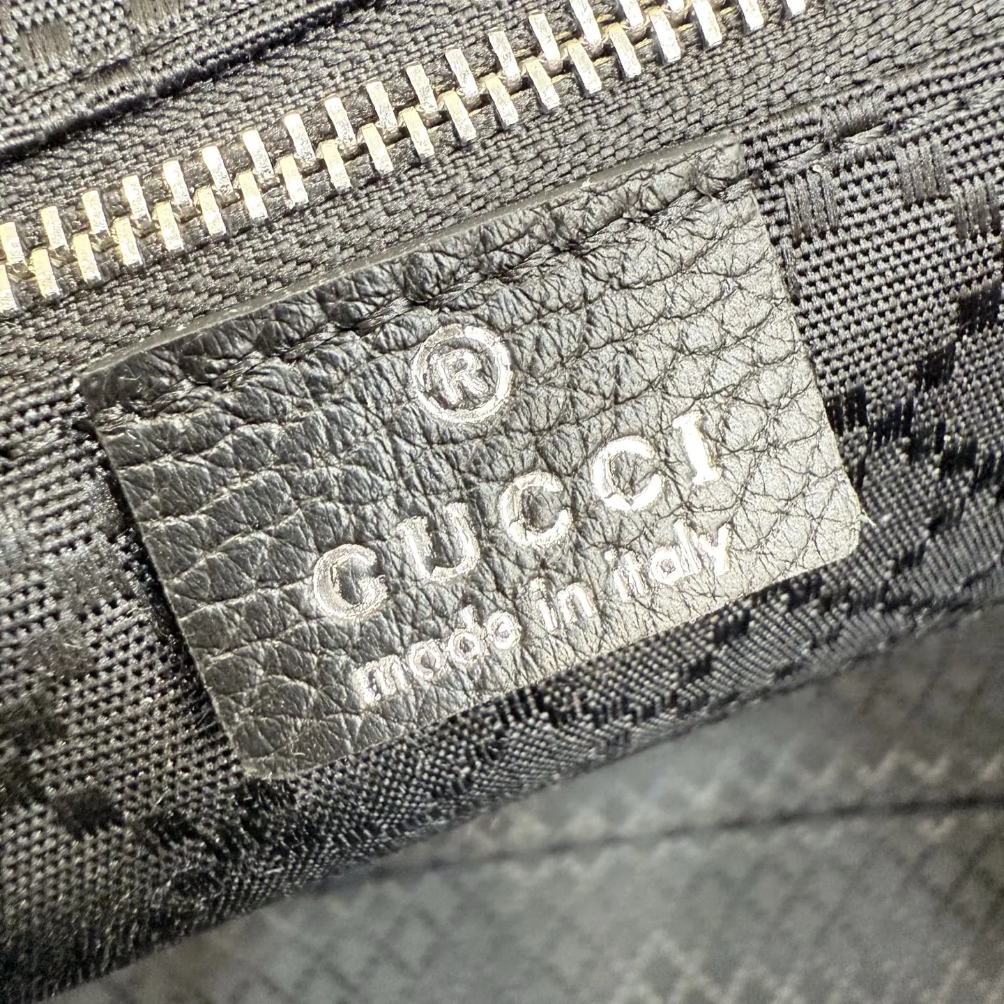 p800。【配全套包装】‼️Gucci Primavera系列通过融合创新与务实的愿景,确立了廓形、质地与材质的新语汇。加宽的织带嵌花细节以现代态度重塑包袋廓形。柔软的哑光皮革饰有低调的“Gucci Made in Italy”标识,多用途肩带适合日常出行背携。 黑色软皮,哑光表面 钯色金属配件 黑色针织衬里 织带嵌花和银色烫银“Gucci 意大利创作”标识 内部:1个拉链口袋 手柄垂直长度:30厘米 可拆卸和可调节皮革肩带,下垂长度65厘米,长度:100-120厘米 拉链开合 型号:A006KP。 尺寸:65厘米(宽)x20厘米(高)x37厘米(深) 重量:约1.430千克 颜色:黑色全皮。 意大利创作