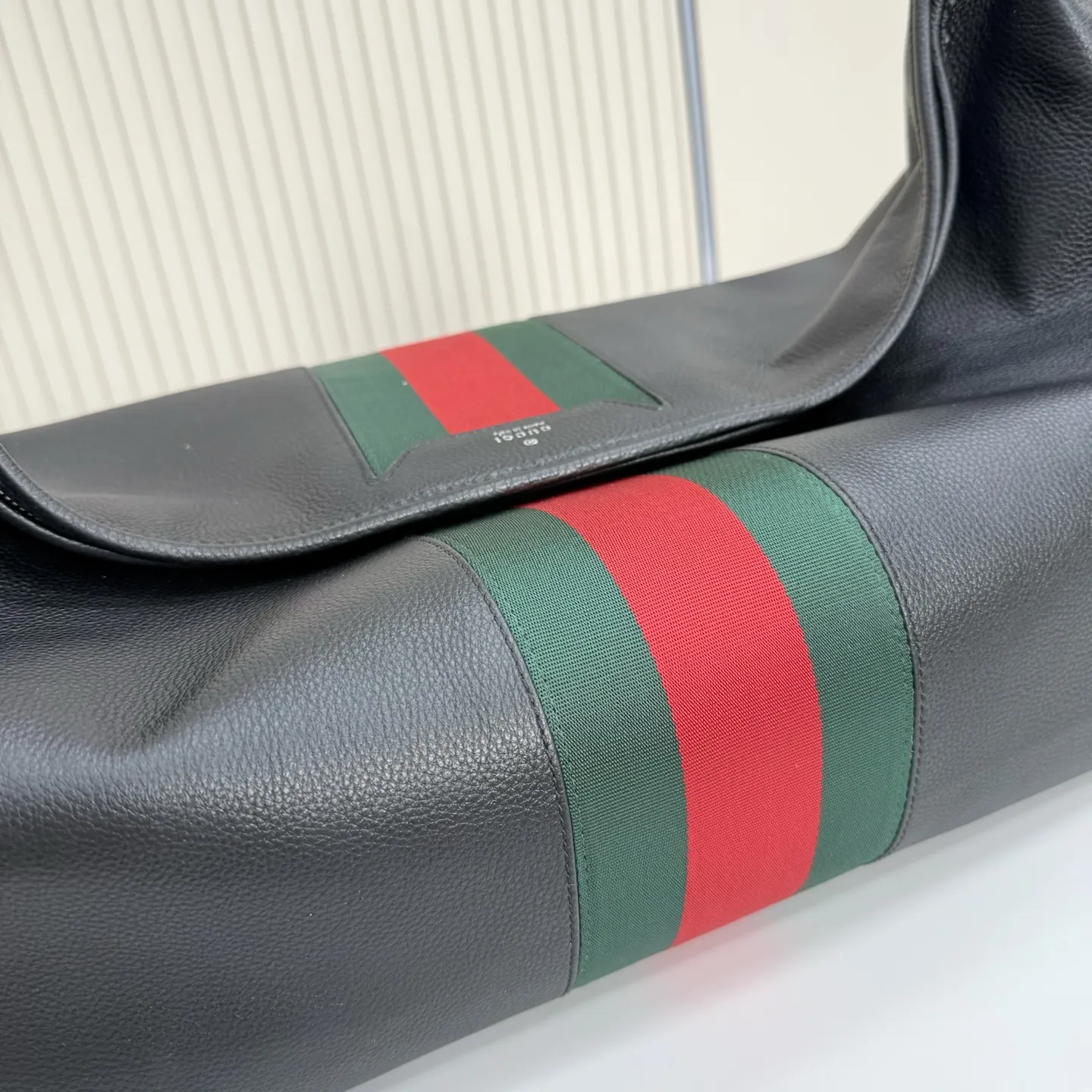 p800。【配全套包装】‼️Gucci Primavera系列通过融合创新与务实的愿景，确立了廓形、质地与材质的新语汇。加宽的织带嵌花细节以现代态度重塑包袋廓形。柔软的哑光皮革饰有低调的&ldquo;Gucci Made in Italy&rdquo;标识，多用途肩带适合日常出行背携。 黑色软皮，哑光表面 钯色金属配件 黑色针织衬里 织带嵌花和银色烫银&ldquo;Gucci 意大利创作&rdquo;标识 内部：1个拉链口袋 手柄垂直长度：30厘米 可拆卸和可调节皮革肩带，下垂长度65厘米，长度：100-120厘米 拉链开合 型号：A006KP。 尺寸：65厘米（宽）x20厘米（高）x37厘米（深） 重量：约1.430千克 颜色：黑色全皮。 意大利创作