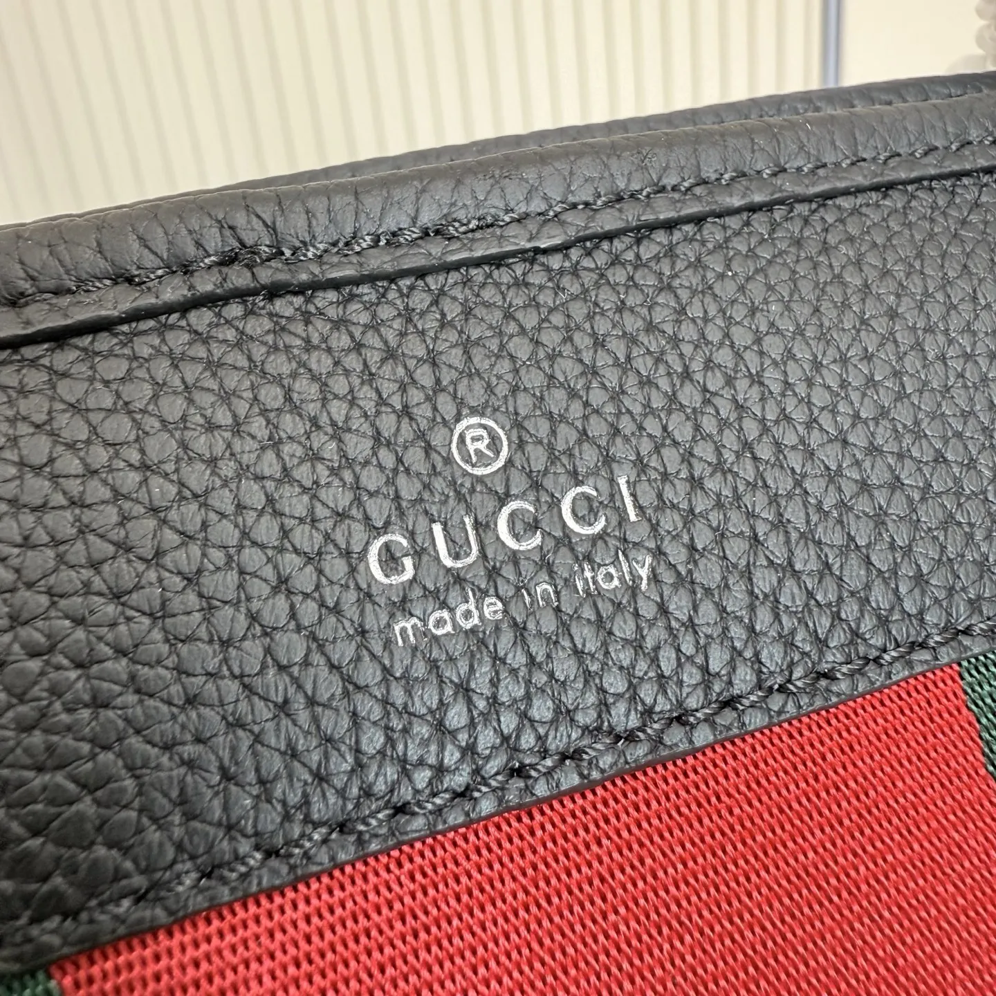 p650。【配全套包装】‼️Gucci Primavera系列通过融合创新与务实的愿景,确立了廓形、质地与材质的新语汇。加宽的织带嵌花细节以现代态度重塑包袋廓形。柔软的哑光皮革饰有低调的“Gucci Made in Italy”标识,多用途肩带适合日常出行背携。 黑色软皮,哑光表面 钯色金属配件 黑色针织衬里 织带嵌花和银色烫银“Gucci 意大利创作”标识 内部:1个拉链口袋 拉链开合 型号:A0072H。 尺寸:39厘米(宽)x29厘米(高)x14厘米(深) 颜色:黑色全皮。 意大利创作