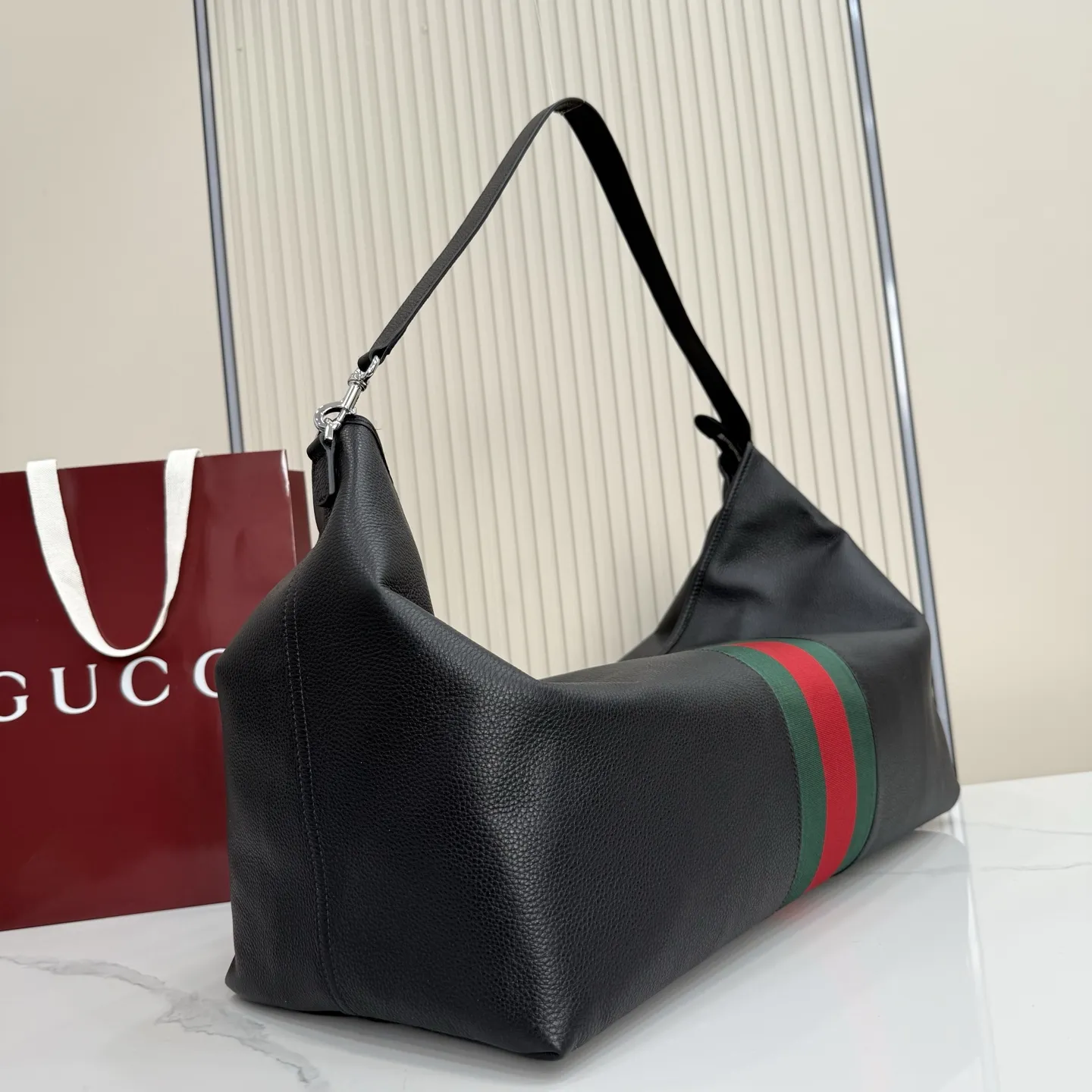 p800。【配全套包装】‼️Gucci Primavera系列通过融合创新与务实的愿景，确立了廓形、质地与材质的新语汇。加宽的织带嵌花细节以现代态度重塑包袋廓形。柔软的哑光皮革饰有低调的&ldquo;Gucci Made in Italy&rdquo;标识，多用途肩带适合日常出行背携。 黑色软皮，哑光表面 钯色金属配件 黑色针织衬里 织带嵌花和银色烫银&ldquo;Gucci 意大利创作&rdquo;标识 内部：1个拉链口袋 手柄垂直长度：30厘米 可拆卸和可调节皮革肩带，下垂长度65厘米，长度：100-120厘米 拉链开合 型号：A006KP。 尺寸：65厘米（宽）x20厘米（高）x37厘米（深） 重量：约1.430千克 颜色：黑色全皮。 意大利创作