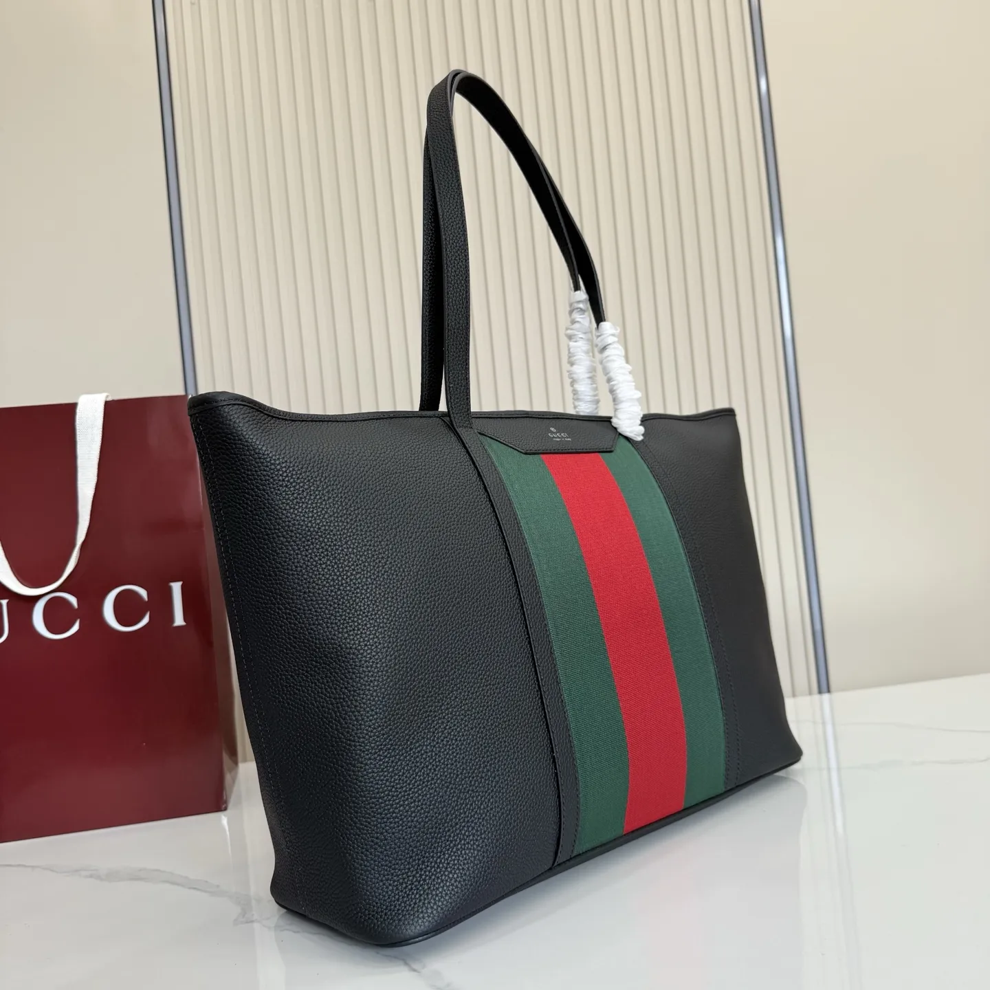 p650。【配全套包装】‼️Gucci Primavera系列通过融合创新与务实的愿景,确立了廓形、质地与材质的新语汇。加宽的织带嵌花细节以现代态度重塑包袋廓形。柔软的哑光皮革饰有低调的“Gucci Made in Italy”标识,多用途肩带适合日常出行背携。 黑色软皮,哑光表面 钯色金属配件 黑色针织衬里 织带嵌花和银色烫银“Gucci 意大利创作”标识 内部:1个拉链口袋 拉链开合 型号:A0072H。 尺寸:39厘米(宽)x29厘米(高)x14厘米(深) 颜色:黑色全皮。 意大利创作