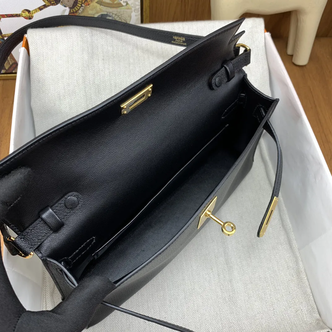 P1080 kelly Elan 山羊皮 27cm 89黑色 金扣\nkelly 家族真正意义上的第一只腋下包，容量，厚度肩带长度 都挑不出任何毛病 日常使用率会很高的一只~ \n曼妙优雅的细长轮廓，小山羊皮搭配黑金满满的复古腔调，收纳满分。肩带长度腋下背法非常nice！