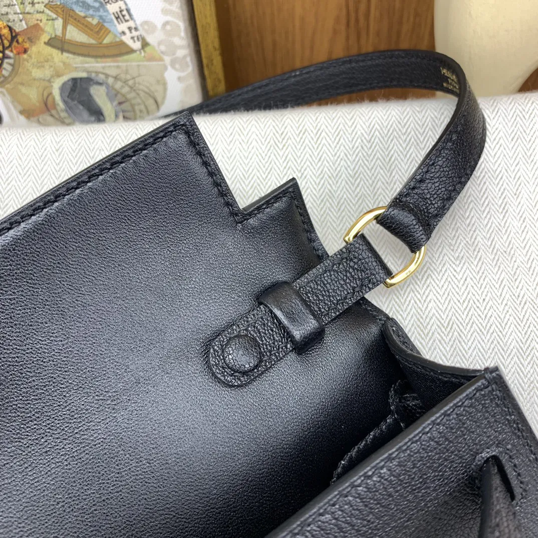 P1080 kelly Elan 山羊皮 27cm 89黑色 金扣\nkelly 家族真正意义上的第一只腋下包，容量，厚度肩带长度 都挑不出任何毛病 日常使用率会很高的一只~ \n曼妙优雅的细长轮廓，小山羊皮搭配黑金满满的复古腔调，收纳满分。肩带长度腋下背法非常nice！