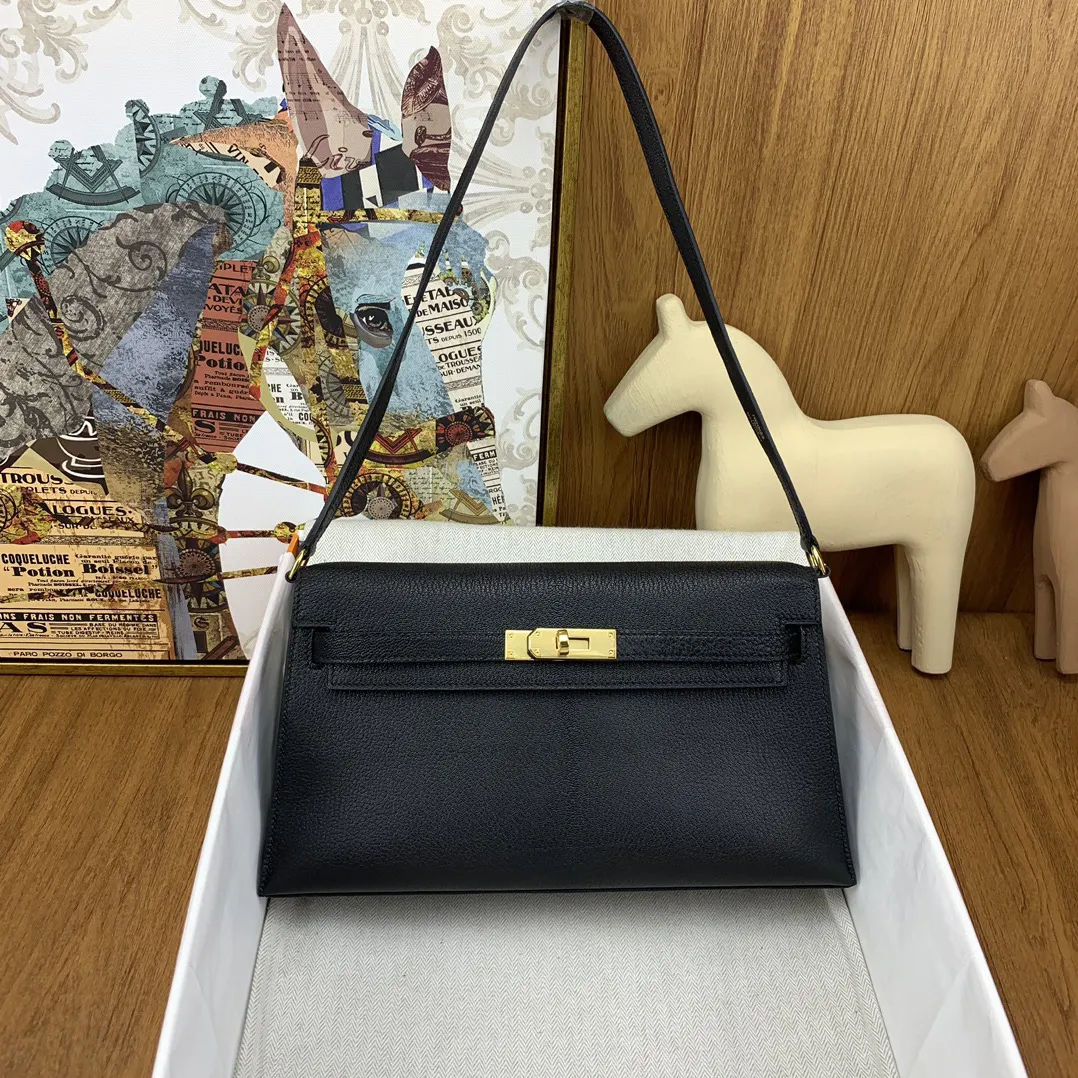 P1080 kelly Elan 山羊皮 27cm 89黑色 金扣\nkelly 家族真正意义上的第一只腋下包,容量,厚度肩带长度 都挑不出任何毛病 日常使用率会很高的一只~ \n曼妙优雅的细长轮廓,小山羊皮搭配黑金满满的复古腔调,收纳满分。肩带长度腋下背法非常nice!