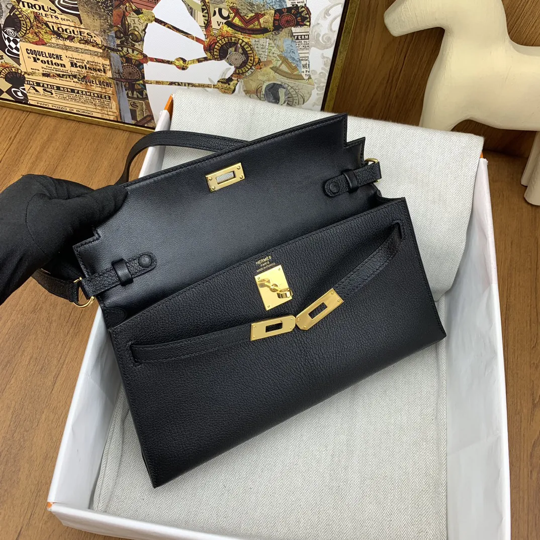 P1080 kelly Elan 山羊皮 27cm 89黑色 金扣\nkelly 家族真正意义上的第一只腋下包,容量,厚度肩带长度 都挑不出任何毛病 日常使用率会很高的一只~ \n曼妙优雅的细长轮廓,小山羊皮搭配黑金满满的复古腔调,收纳满分。肩带长度腋下背法非常nice!