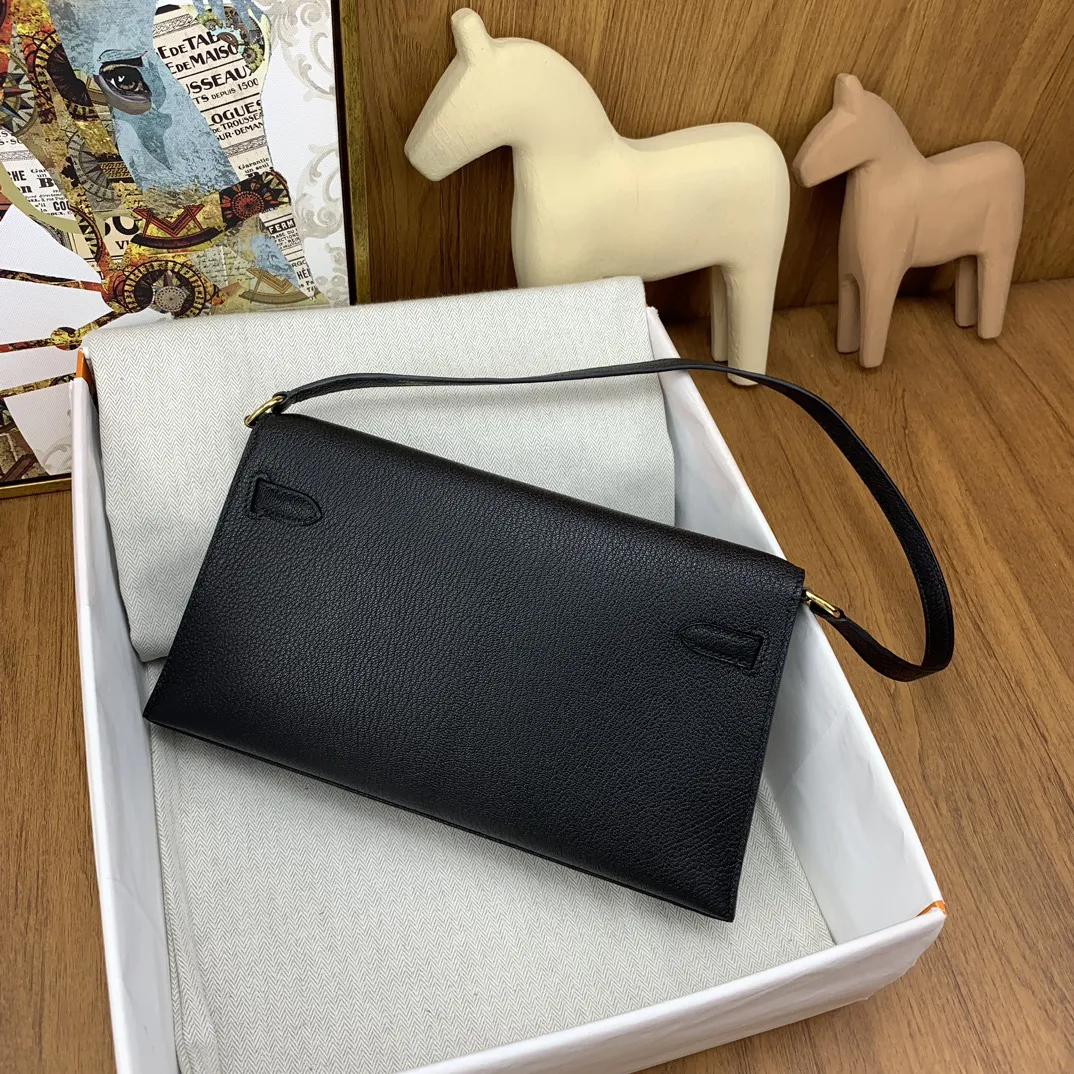 P1080 kelly Elan 山羊皮 27cm 89黑色 金扣\nkelly 家族真正意义上的第一只腋下包，容量，厚度肩带长度 都挑不出任何毛病 日常使用率会很高的一只~ \n曼妙优雅的细长轮廓，小山羊皮搭配黑金满满的复古腔调，收纳满分。肩带长度腋下背法非常nice！