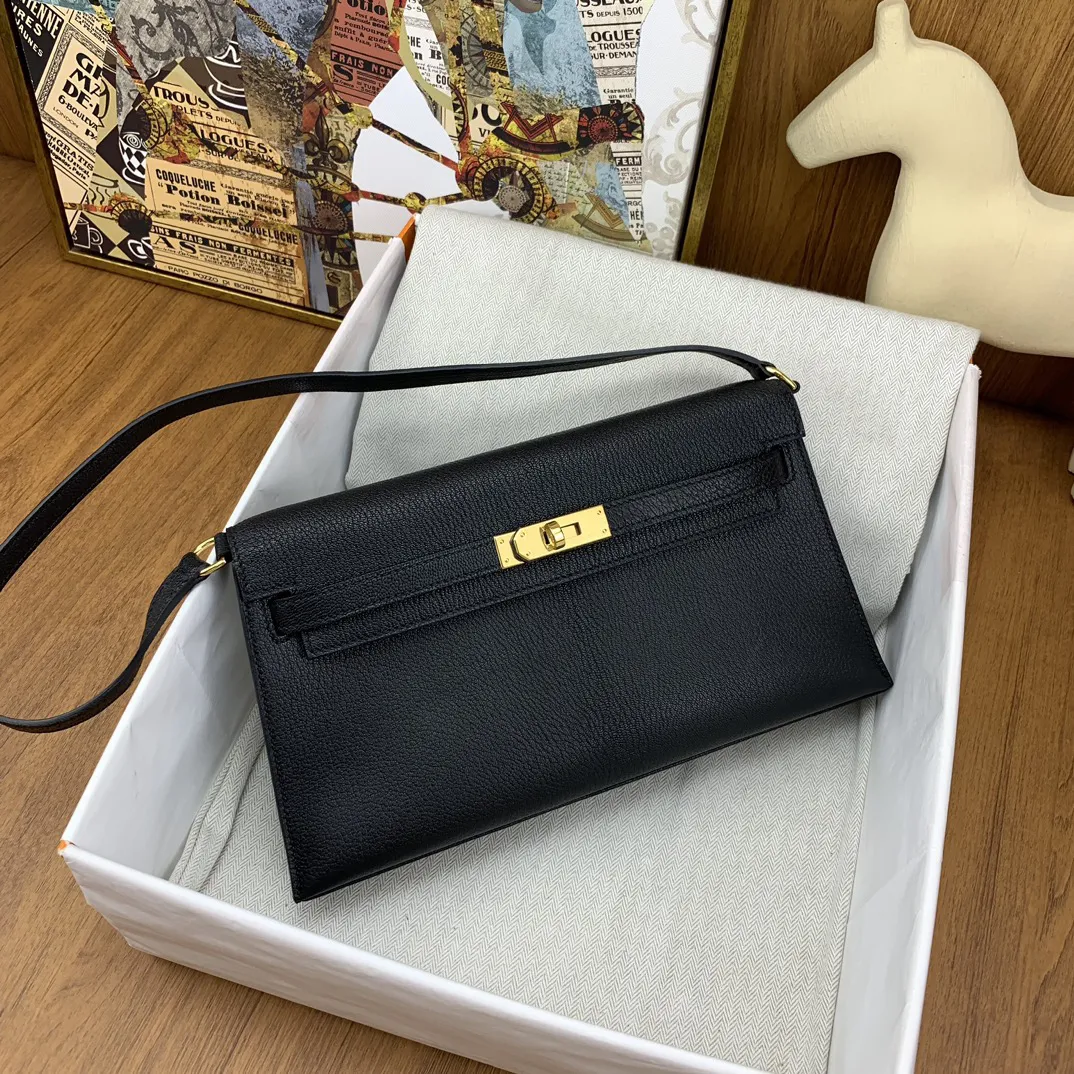 P1080 kelly Elan 山羊皮 27cm 89黑色 金扣\nkelly 家族真正意义上的第一只腋下包，容量，厚度肩带长度 都挑不出任何毛病 日常使用率会很高的一只~ \n曼妙优雅的细长轮廓，小山羊皮搭配黑金满满的复古腔调，收纳满分。肩带长度腋下背法非常nice！