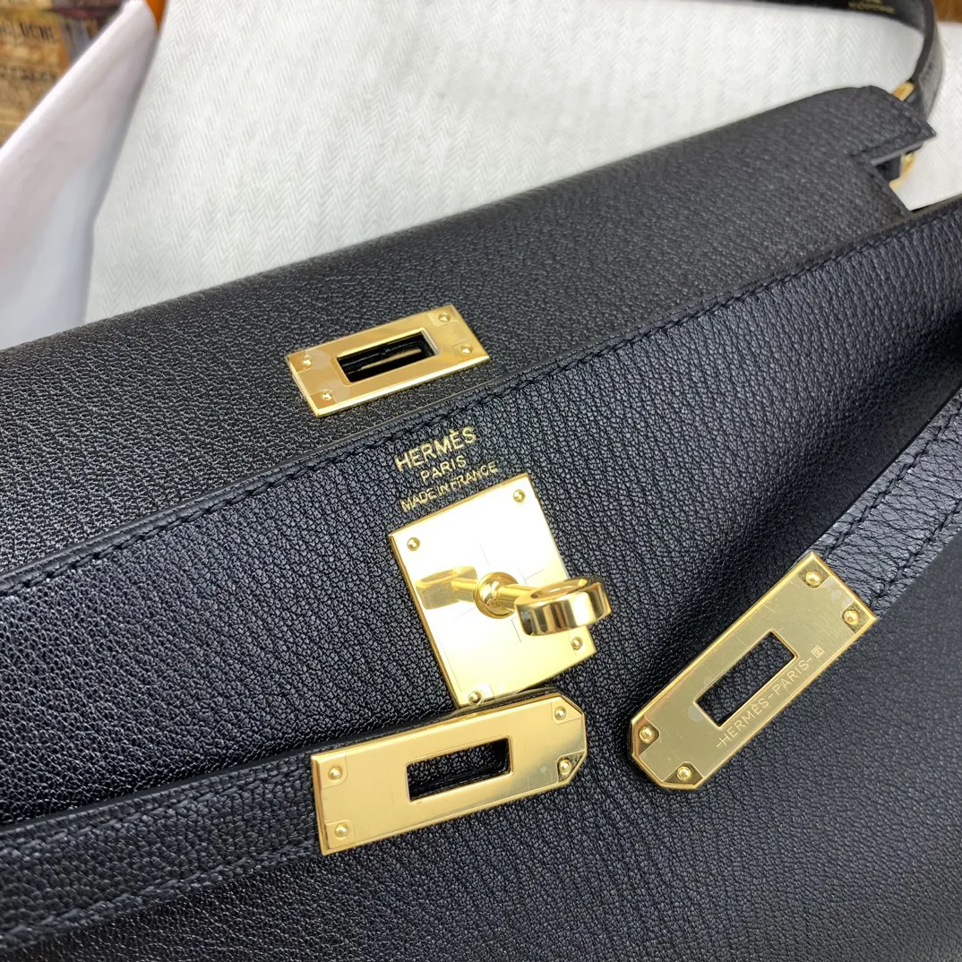 P1080 kelly Elan 山羊皮 27cm 89黑色 金扣\nkelly 家族真正意义上的第一只腋下包,容量,厚度肩带长度 都挑不出任何毛病 日常使用率会很高的一只~ \n曼妙优雅的细长轮廓,小山羊皮搭配黑金满满的复古腔调,收纳满分。肩带长度腋下背法非常nice!