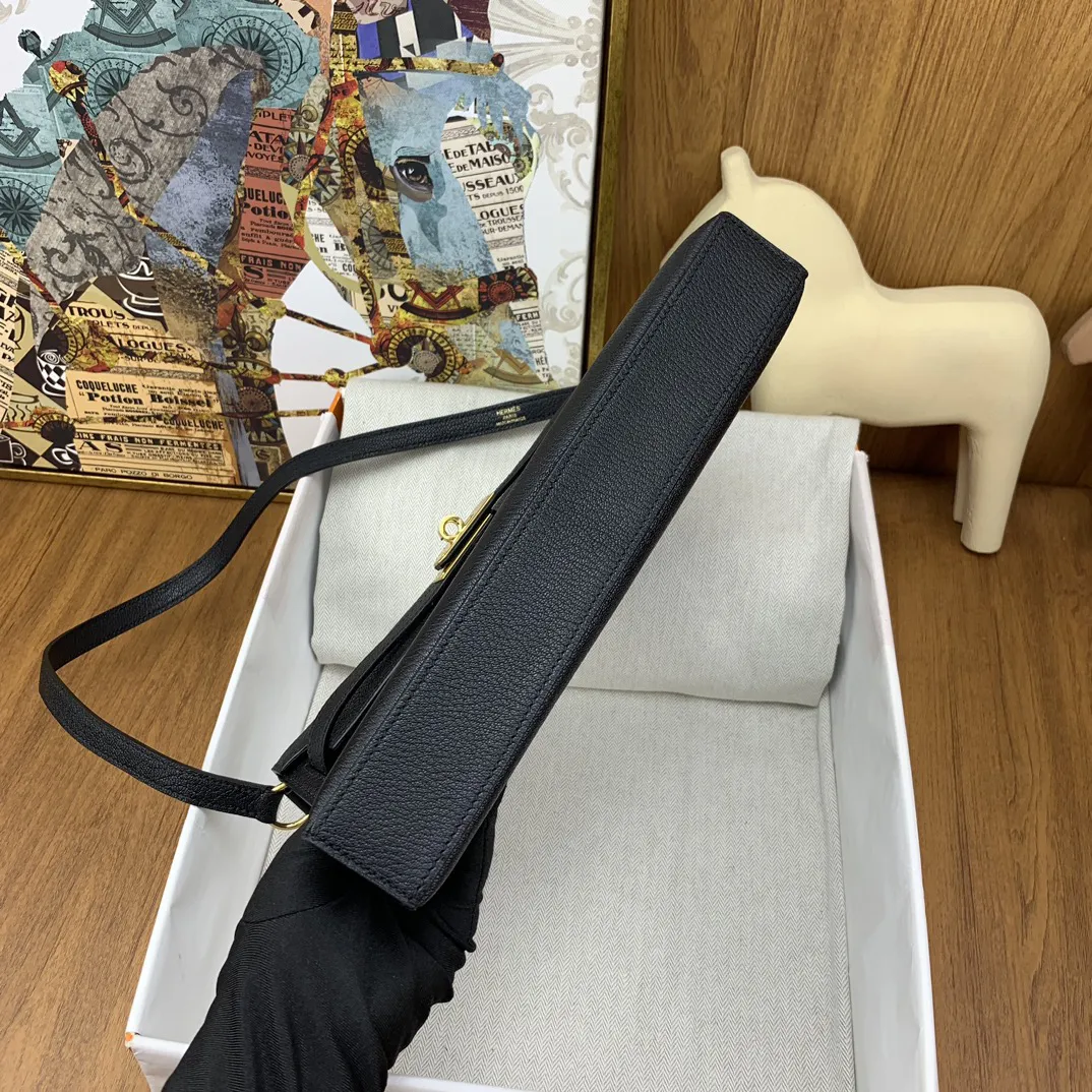 P1080 kelly Elan 山羊皮 27cm 89黑色 金扣\nkelly 家族真正意义上的第一只腋下包，容量，厚度肩带长度 都挑不出任何毛病 日常使用率会很高的一只~ \n曼妙优雅的细长轮廓，小山羊皮搭配黑金满满的复古腔调，收纳满分。肩带长度腋下背法非常nice！