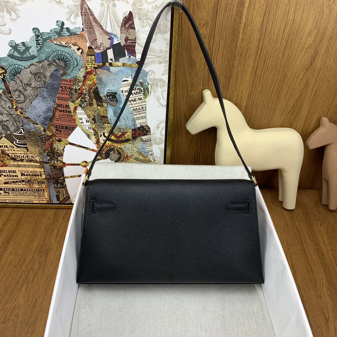 P1080 kelly Elan 山羊皮 27cm 89黑色 金扣\nkelly 家族真正意义上的第一只腋下包，容量，厚度肩带长度 都挑不出任何毛病 日常使用率会很高的一只~ \n曼妙优雅的细长轮廓，小山羊皮搭配黑金满满的复古腔调，收纳满分。肩带长度腋下背法非常nice！