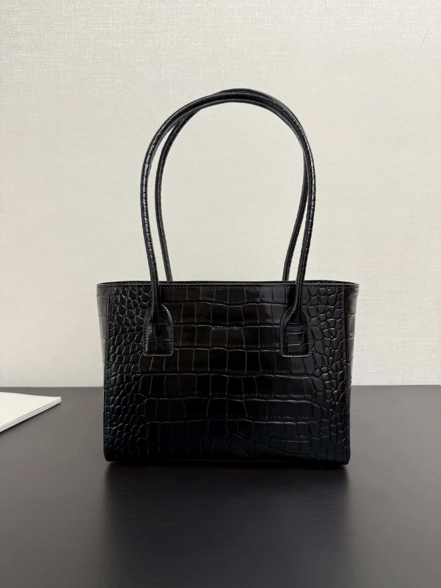 现货 26K竖版黑色鳄鱼压纹tote🐊\n上一季鳄鱼压纹横版Cerf热度在线!没想到这一季又新出了mini竖版,一眼爱上mini,自重轻,长时间背也不容易压肩,空间可以放下手机、粉饼、钥匙等随身小物,满足日常出门需求,一款触感和质感上身都非常nice的包包,最基础的通勤爆款加上华丽的鳄鱼纹路和经典的红色皮内里更加爱爆了🫶🖤鳄鱼压纹牛皮质感接近真鳄鱼皮耐磨耐造,尺寸容量也超大,可以轻松装下id雨伞以及各种用品😎背它毫无任何负担,那叫一个高级复古又实用啊size:19×28×10cm 99625