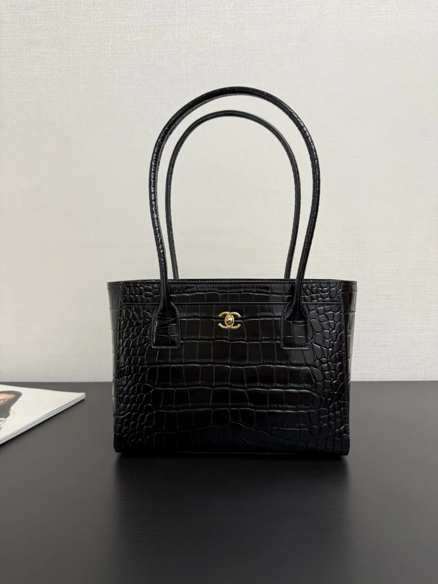 现货 26K竖版黑色鳄鱼压纹tote🐊\n上一季鳄鱼压纹横版Cerf热度在线！没想到这一季又新出了mini竖版，一眼爱上mini，自重轻，长时间背也不容易压肩，空间可以放下手机、粉饼、钥匙等随身小物，满足日常出门需求，一款触感和质感上身都非常nice的包包，最基础的通勤爆款加上华丽的鳄鱼纹路和经典的红色皮内里更加爱爆了🫶🖤鳄鱼压纹牛皮质感接近真鳄鱼皮耐磨耐造，尺寸容量也超大，可以轻松装下id雨伞以及各种用品😎背它毫无任何负担，那叫一个高级复古又实用啊size：19&times;28&times;10cm 99625