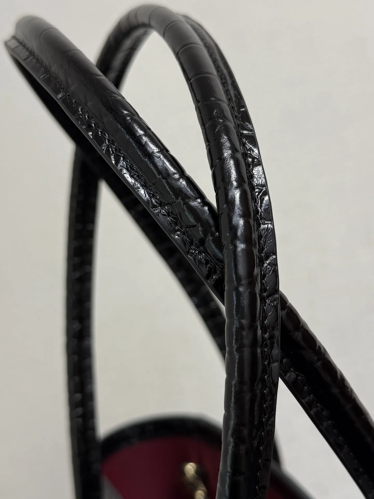 现货 26K竖版黑色鳄鱼压纹tote🐊\n上一季鳄鱼压纹横版Cerf热度在线!没想到这一季又新出了mini竖版,一眼爱上mini,自重轻,长时间背也不容易压肩,空间可以放下手机、粉饼、钥匙等随身小物,满足日常出门需求,一款触感和质感上身都非常nice的包包,最基础的通勤爆款加上华丽的鳄鱼纹路和经典的红色皮内里更加爱爆了🫶🖤鳄鱼压纹牛皮质感接近真鳄鱼皮耐磨耐造,尺寸容量也超大,可以轻松装下id雨伞以及各种用品😎背它毫无任何负担,那叫一个高级复古又实用啊size:19×28×10cm 99625