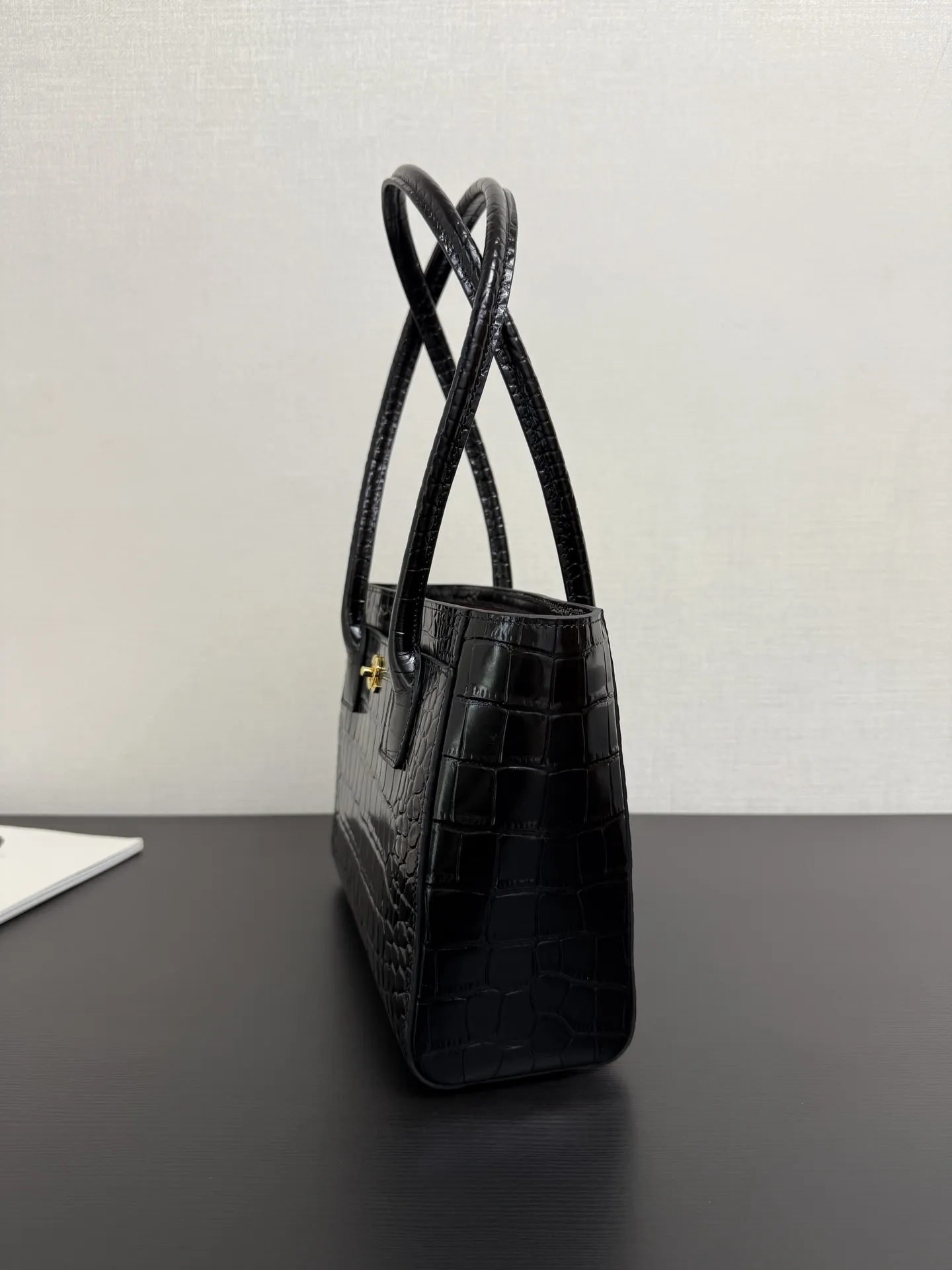 现货 26K竖版黑色鳄鱼压纹tote🐊\n上一季鳄鱼压纹横版Cerf热度在线！没想到这一季又新出了mini竖版，一眼爱上mini，自重轻，长时间背也不容易压肩，空间可以放下手机、粉饼、钥匙等随身小物，满足日常出门需求，一款触感和质感上身都非常nice的包包，最基础的通勤爆款加上华丽的鳄鱼纹路和经典的红色皮内里更加爱爆了🫶🖤鳄鱼压纹牛皮质感接近真鳄鱼皮耐磨耐造，尺寸容量也超大，可以轻松装下id雨伞以及各种用品😎背它毫无任何负担，那叫一个高级复古又实用啊size：19&times;28&times;10cm 99625