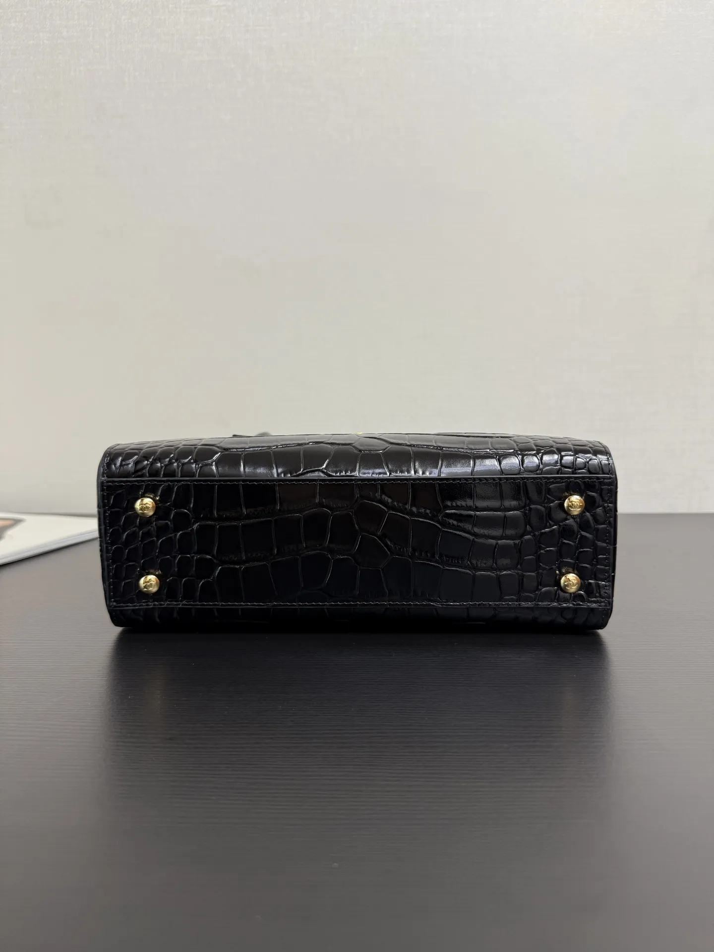 现货 26K竖版黑色鳄鱼压纹tote🐊\n上一季鳄鱼压纹横版Cerf热度在线！没想到这一季又新出了mini竖版，一眼爱上mini，自重轻，长时间背也不容易压肩，空间可以放下手机、粉饼、钥匙等随身小物，满足日常出门需求，一款触感和质感上身都非常nice的包包，最基础的通勤爆款加上华丽的鳄鱼纹路和经典的红色皮内里更加爱爆了🫶🖤鳄鱼压纹牛皮质感接近真鳄鱼皮耐磨耐造，尺寸容量也超大，可以轻松装下id雨伞以及各种用品😎背它毫无任何负担，那叫一个高级复古又实用啊size：19&times;28&times;10cm 99625