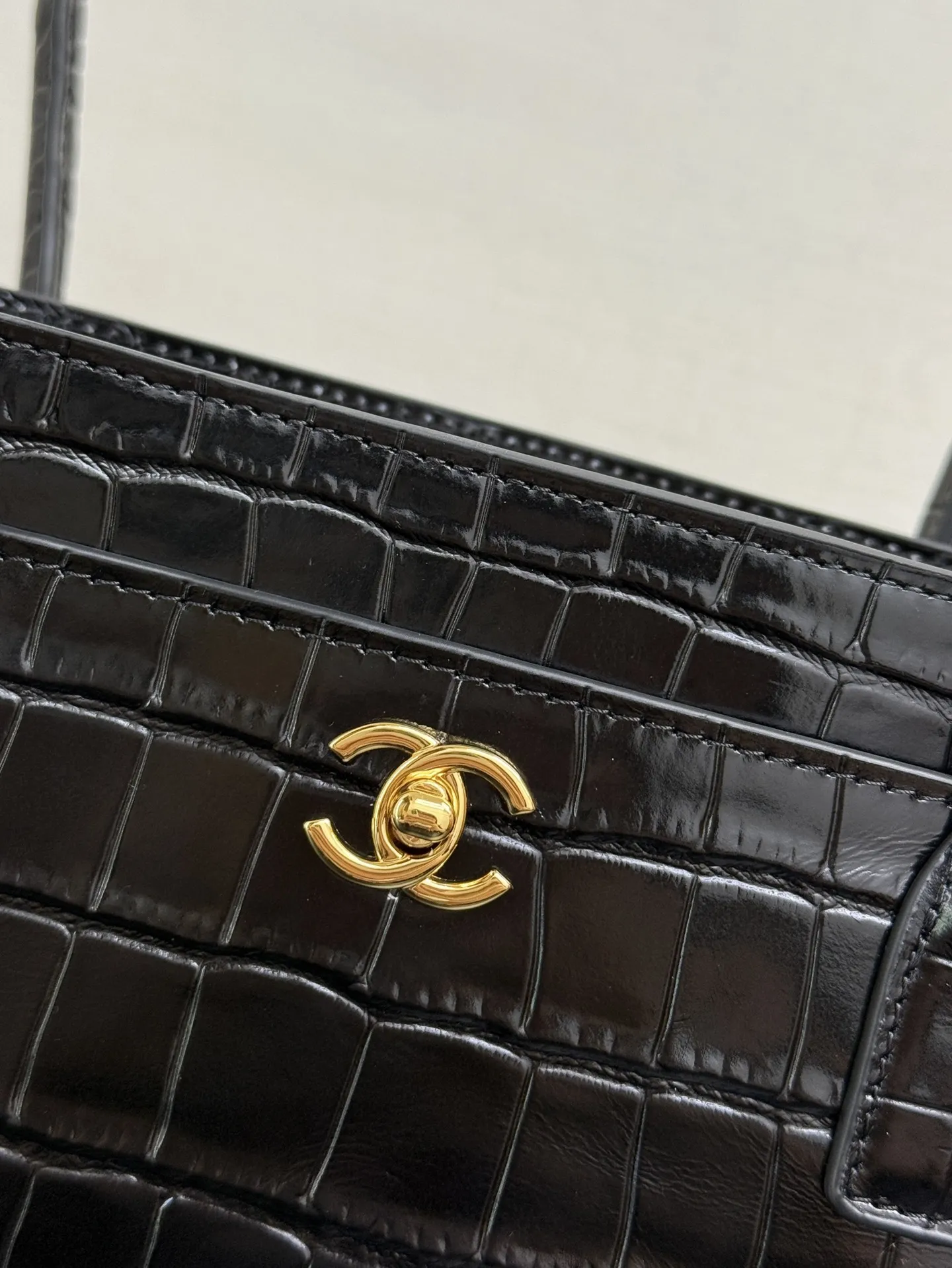 现货 26K竖版黑色鳄鱼压纹tote🐊\n上一季鳄鱼压纹横版Cerf热度在线！没想到这一季又新出了mini竖版，一眼爱上mini，自重轻，长时间背也不容易压肩，空间可以放下手机、粉饼、钥匙等随身小物，满足日常出门需求，一款触感和质感上身都非常nice的包包，最基础的通勤爆款加上华丽的鳄鱼纹路和经典的红色皮内里更加爱爆了🫶🖤鳄鱼压纹牛皮质感接近真鳄鱼皮耐磨耐造，尺寸容量也超大，可以轻松装下id雨伞以及各种用品😎背它毫无任何负担，那叫一个高级复古又实用啊size：19&times;28&times;10cm 99625