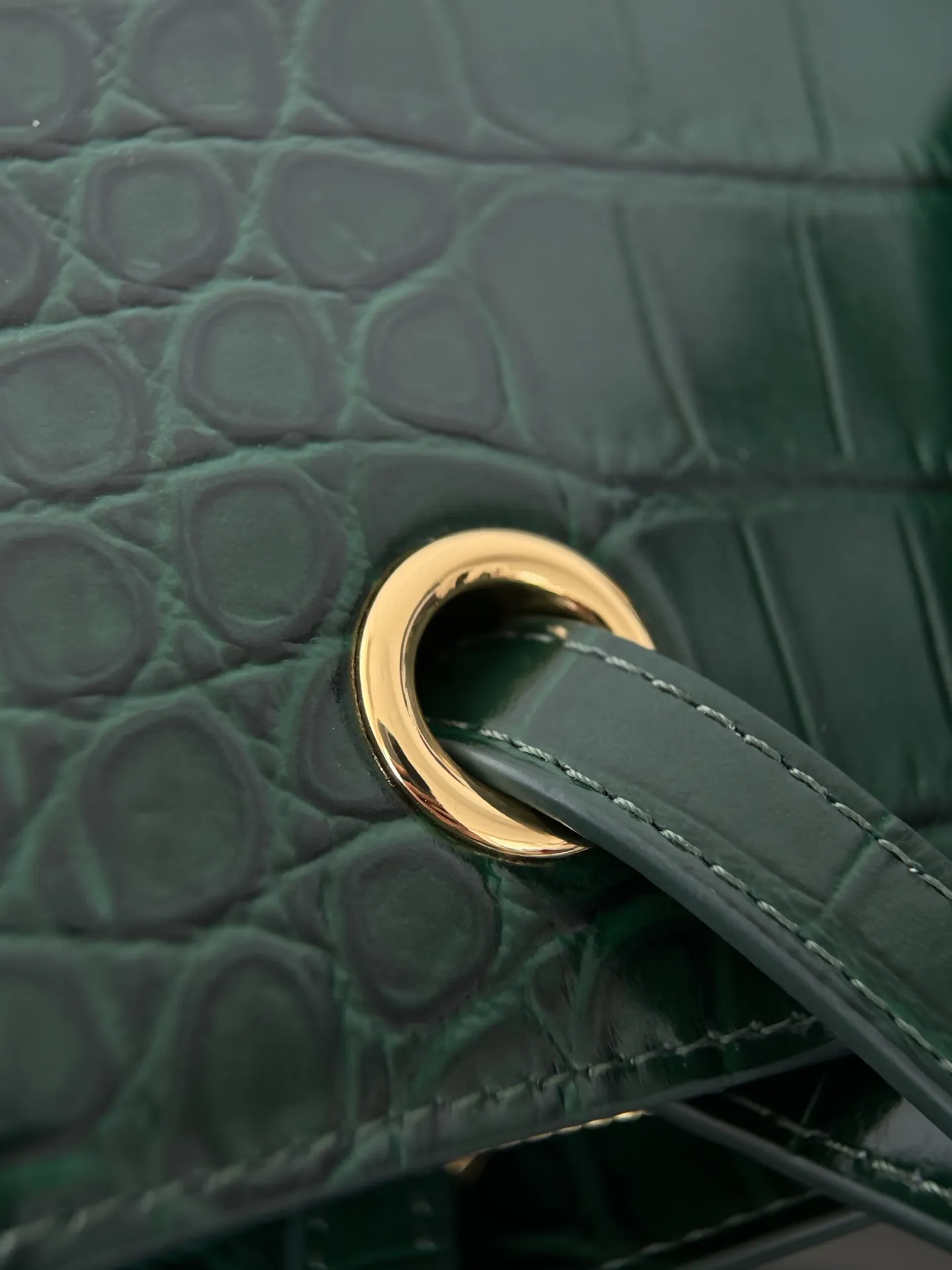 Chanel Supermodel Tote托特包，鳄鱼纹牛皮+金色双C Logo，简约大气超有质感！容量超大，通勤or短途旅行都能装下日常用品，实用性满分✨。硬挺包型+双肩带，手提肩背都OK，90年代经典款，时尚圈超火，明星博主都在背，是香奈儿热门必入单品！ 款号AS6245 尺寸36-46-20