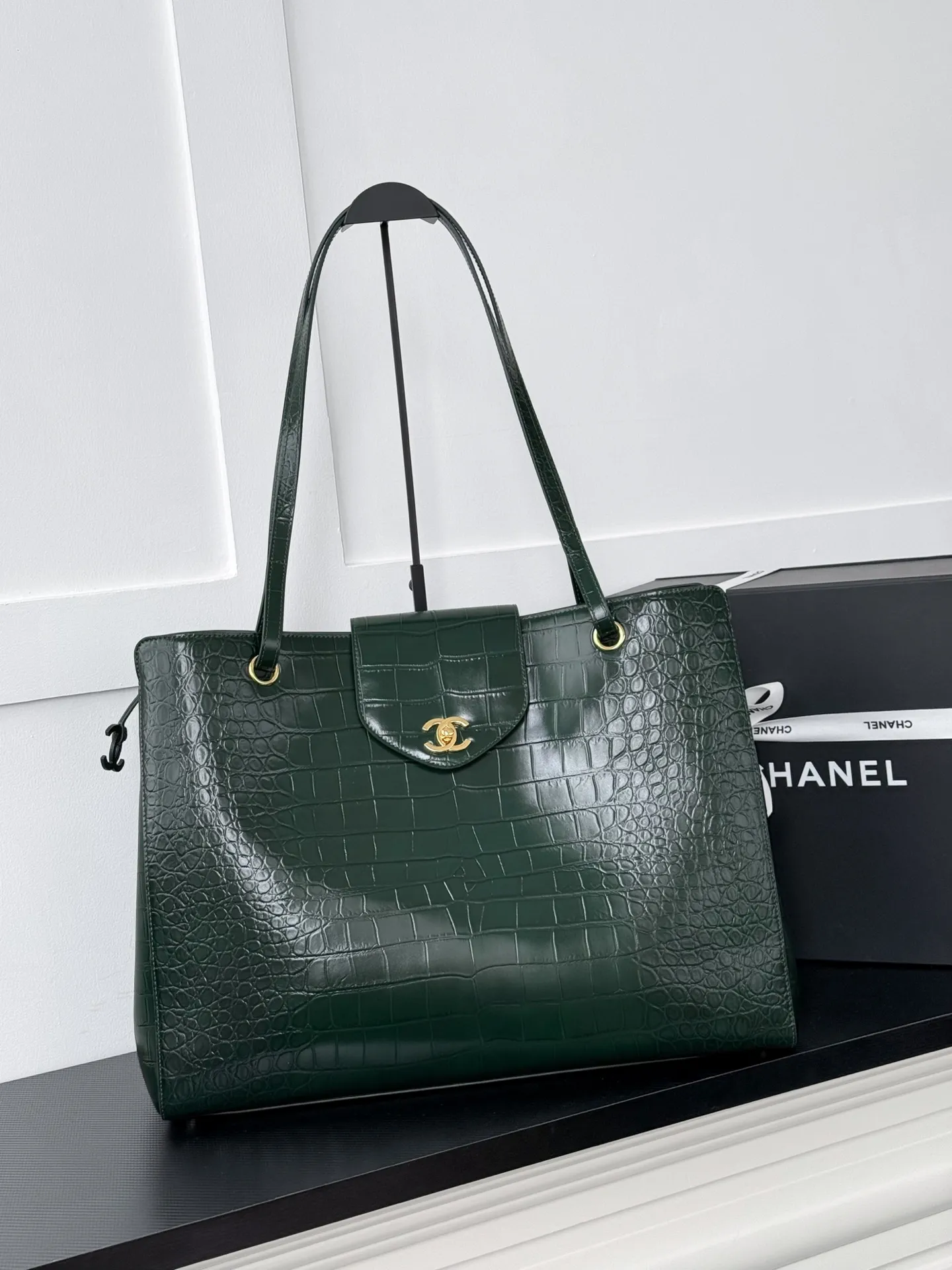 Chanel Supermodel Tote托特包,鳄鱼纹牛皮+金色双C Logo,简约大气超有质感!容量超大,通勤or短途旅行都能装下日常用品,实用性满分✨。硬挺包型+双肩带,手提肩背都OK,90年代经典款,时尚圈超火,明星博主都在背,是香奈儿热门必入单品! 款号AS6245 尺寸36-46-20
