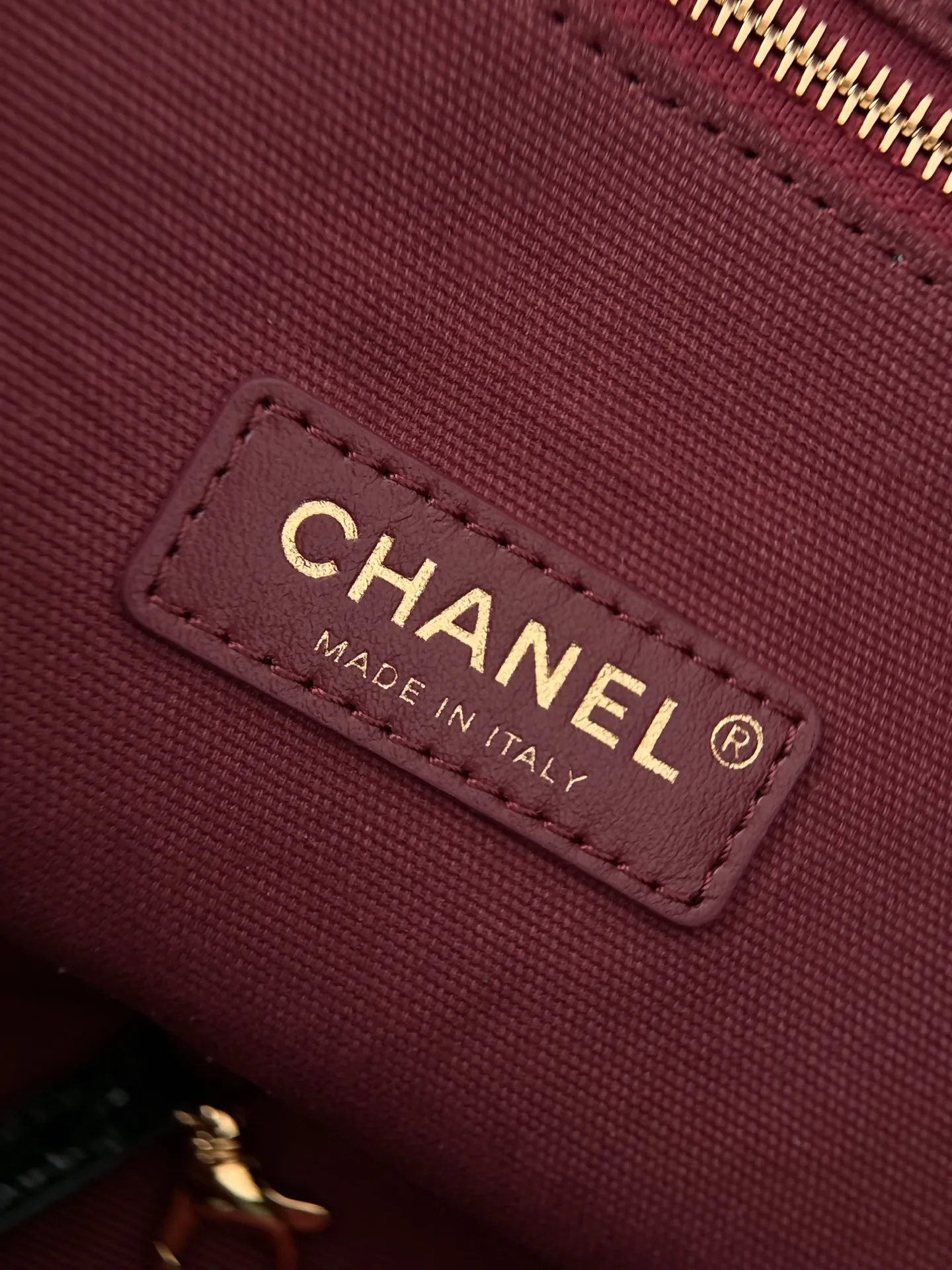 Chanel Supermodel Tote托特包，鳄鱼纹牛皮+金色双C Logo，简约大气超有质感！容量超大，通勤or短途旅行都能装下日常用品，实用性满分✨。硬挺包型+双肩带，手提肩背都OK，90年代经典款，时尚圈超火，明星博主都在背，是香奈儿热门必入单品！ 款号AS6245 尺寸36-46-20