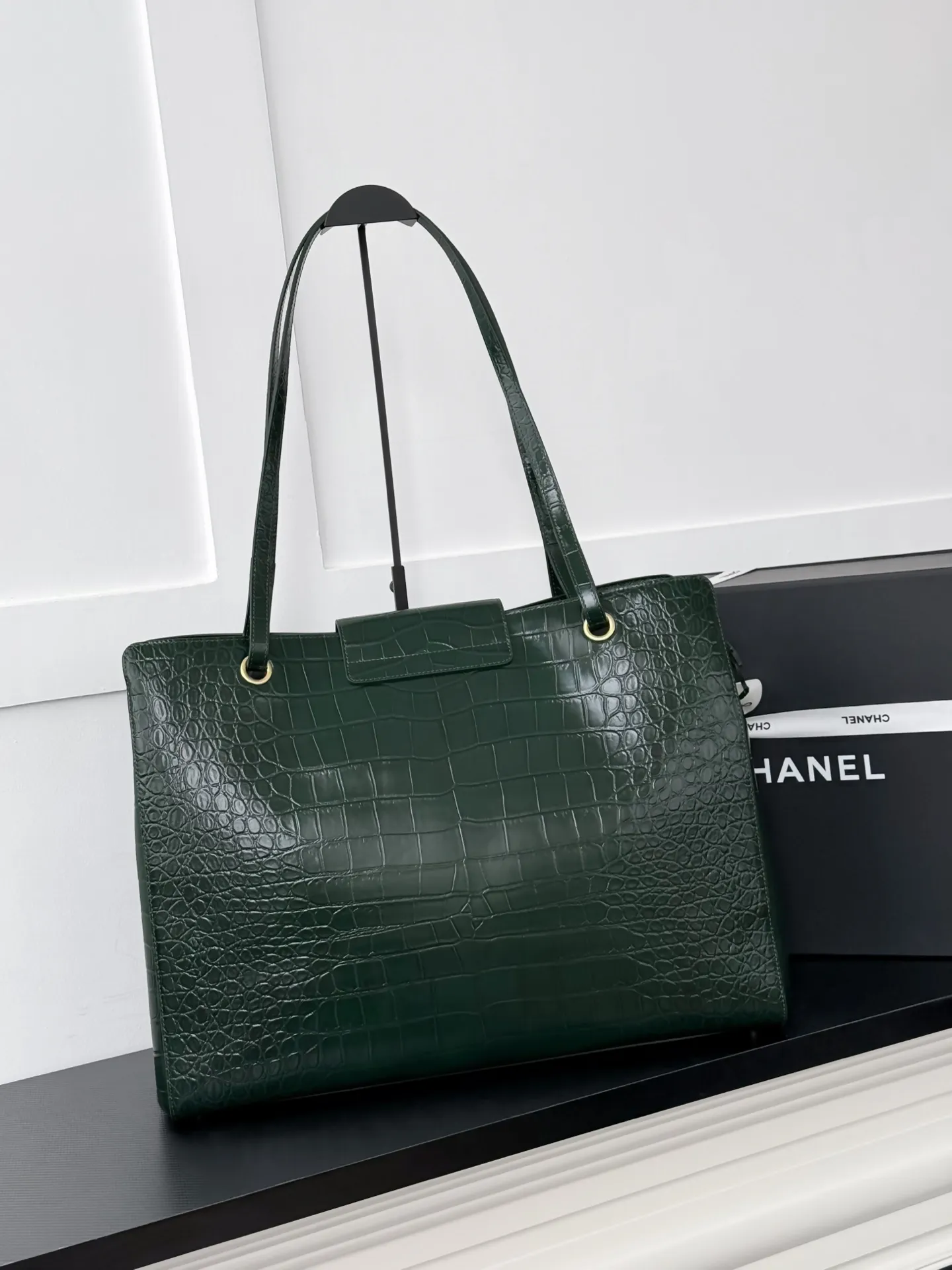 Chanel Supermodel Tote托特包,鳄鱼纹牛皮+金色双C Logo,简约大气超有质感!容量超大,通勤or短途旅行都能装下日常用品,实用性满分✨。硬挺包型+双肩带,手提肩背都OK,90年代经典款,时尚圈超火,明星博主都在背,是香奈儿热门必入单品! 款号AS6245 尺寸36-46-20