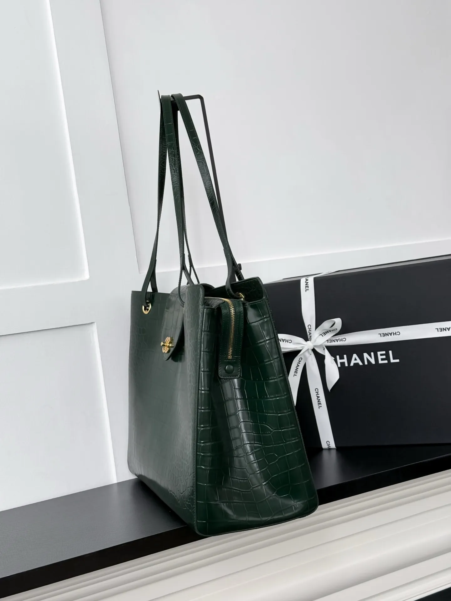 Chanel Supermodel Tote托特包，鳄鱼纹牛皮+金色双C Logo，简约大气超有质感！容量超大，通勤or短途旅行都能装下日常用品，实用性满分✨。硬挺包型+双肩带，手提肩背都OK，90年代经典款，时尚圈超火，明星博主都在背，是香奈儿热门必入单品！ 款号AS6245 尺寸36-46-20
