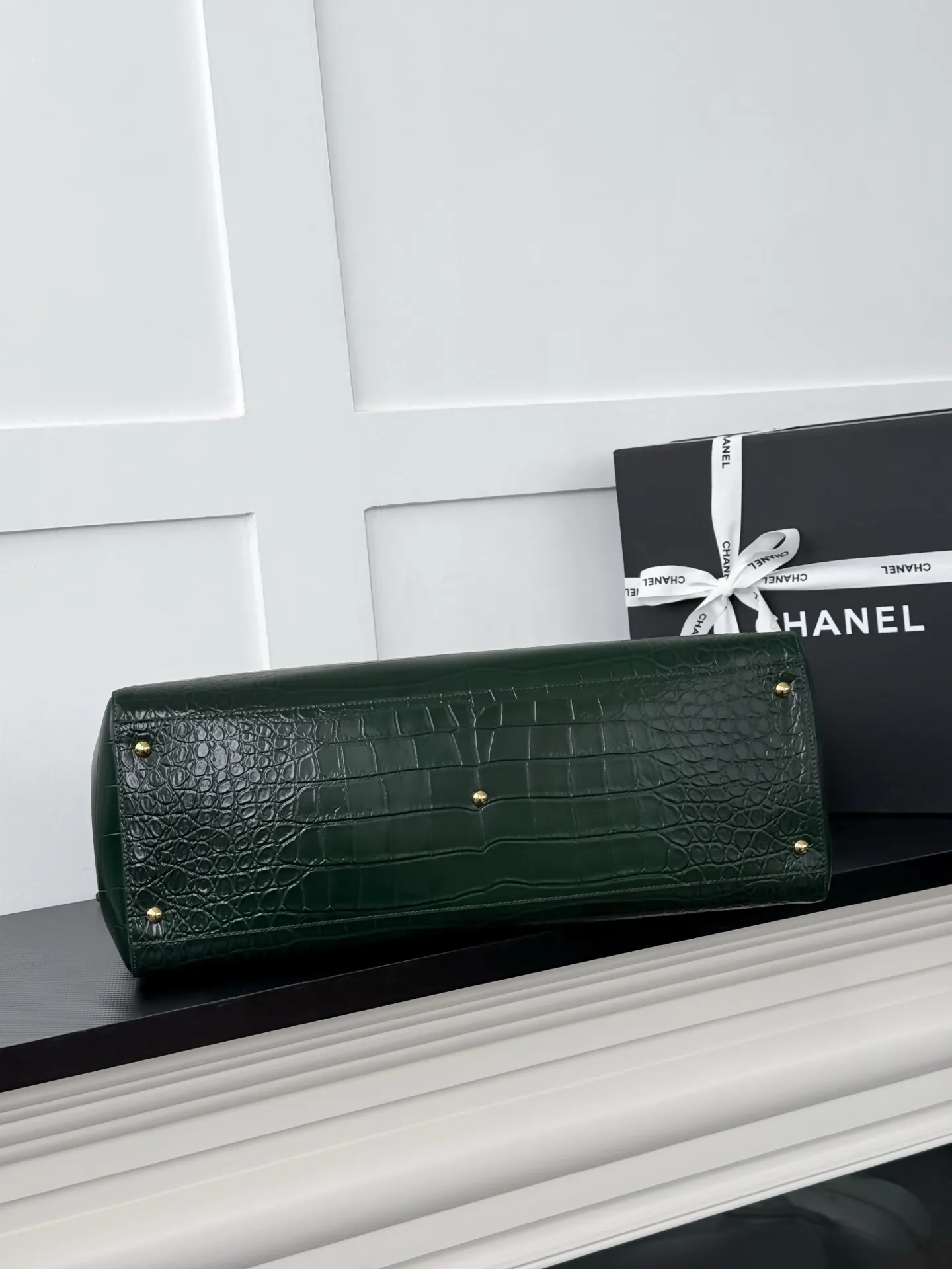 Chanel Supermodel Tote托特包,鳄鱼纹牛皮+金色双C Logo,简约大气超有质感!容量超大,通勤or短途旅行都能装下日常用品,实用性满分✨。硬挺包型+双肩带,手提肩背都OK,90年代经典款,时尚圈超火,明星博主都在背,是香奈儿热门必入单品! 款号AS6245 尺寸36-46-20