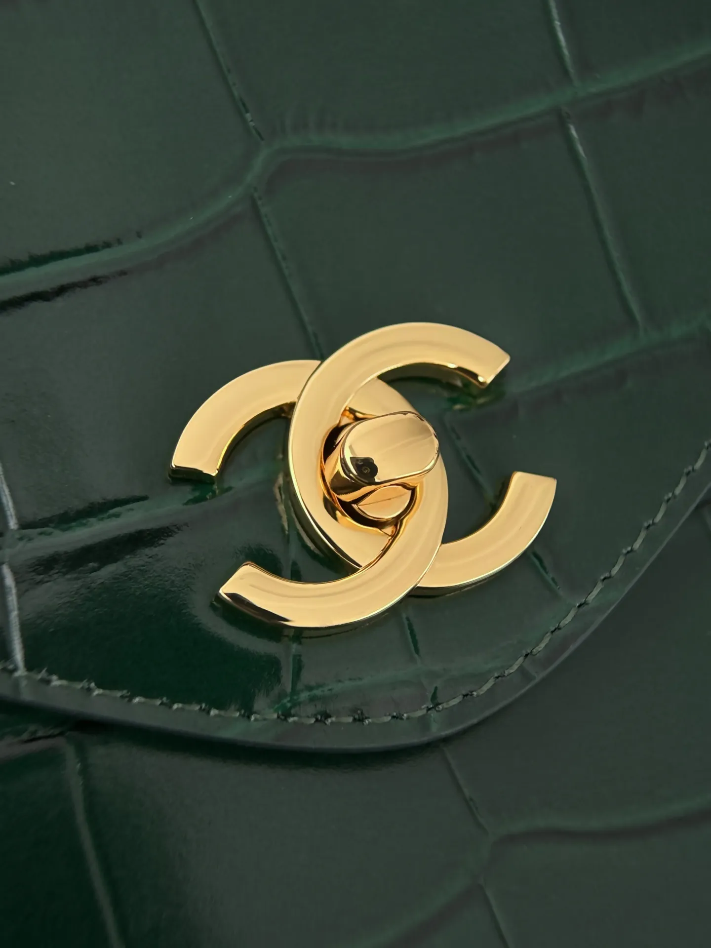 Chanel Supermodel Tote托特包，鳄鱼纹牛皮+金色双C Logo，简约大气超有质感！容量超大，通勤or短途旅行都能装下日常用品，实用性满分✨。硬挺包型+双肩带，手提肩背都OK，90年代经典款，时尚圈超火，明星博主都在背，是香奈儿热门必入单品！ 款号AS6245 尺寸36-46-20