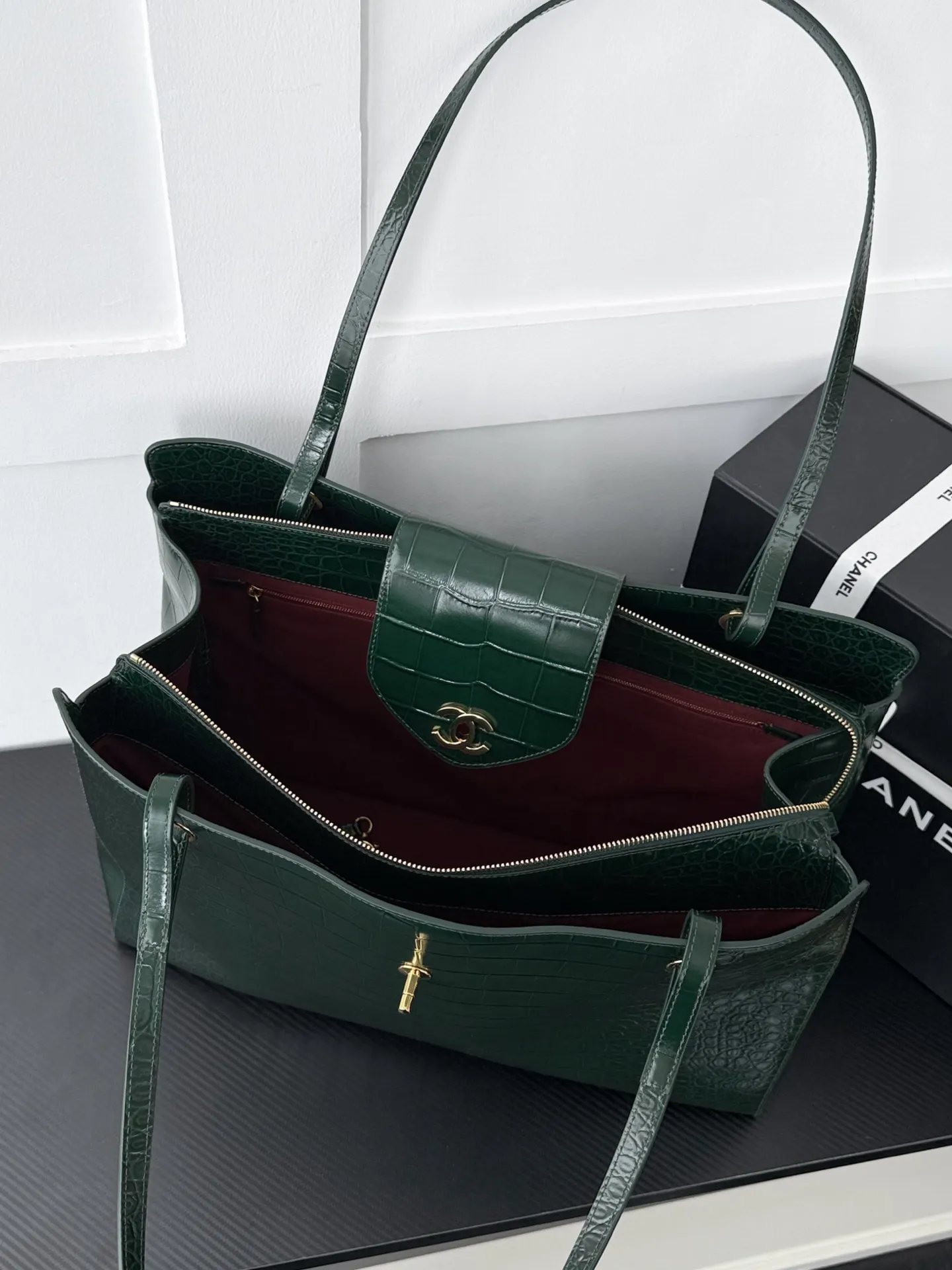 Chanel Supermodel Tote托特包,鳄鱼纹牛皮+金色双C Logo,简约大气超有质感!容量超大,通勤or短途旅行都能装下日常用品,实用性满分✨。硬挺包型+双肩带,手提肩背都OK,90年代经典款,时尚圈超火,明星博主都在背,是香奈儿热门必入单品! 款号AS6245 尺寸36-46-20