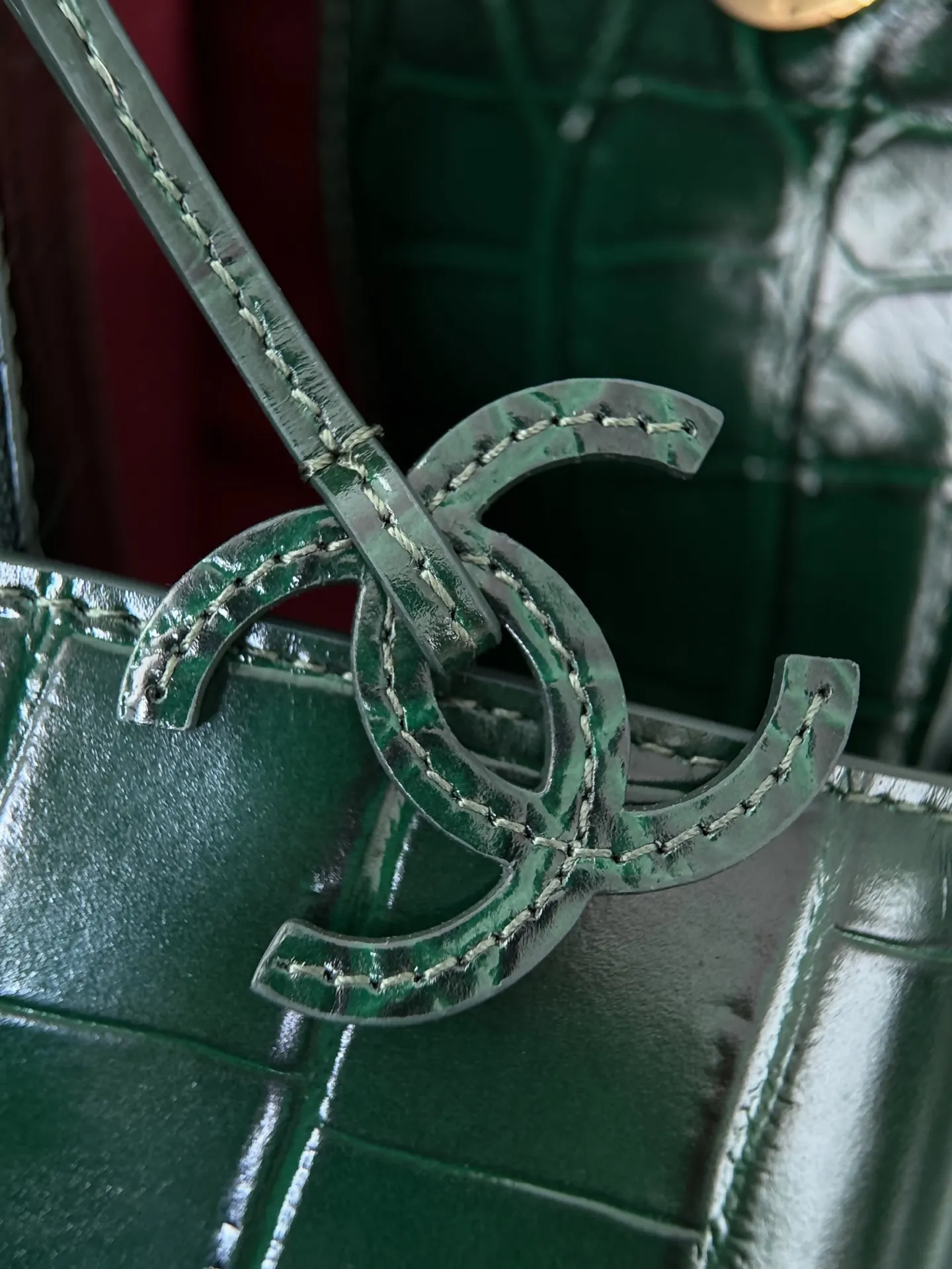 Chanel Supermodel Tote托特包,鳄鱼纹牛皮+金色双C Logo,简约大气超有质感!容量超大,通勤or短途旅行都能装下日常用品,实用性满分✨。硬挺包型+双肩带,手提肩背都OK,90年代经典款,时尚圈超火,明星博主都在背,是香奈儿热门必入单品! 款号AS6245 尺寸36-46-20