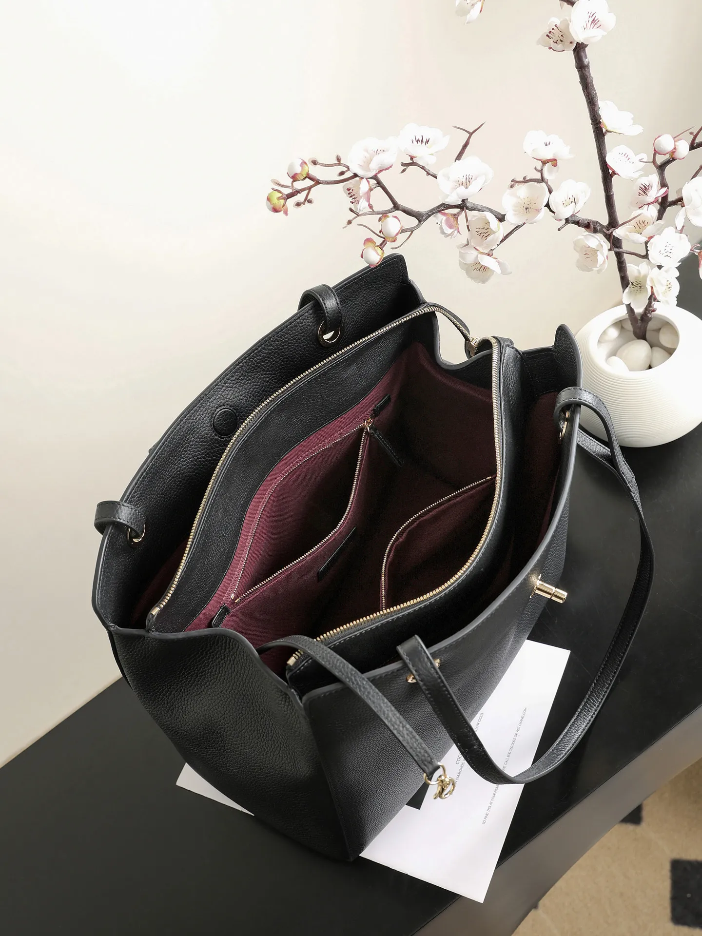 Chane* Supermodel Tote托特包，黑色荔枝纹牛皮+金色双C Logo，简约大气超有质感！容量超大，通勤or短途旅行都能装下日常用品，实用性满分✨。硬挺包型+双肩带，手提肩背都OK，90年代经典款，时尚圈超火，明星博主都在背，是香奈儿热门必入单品！ 款号AS6242 尺寸35&times;28&times;17
