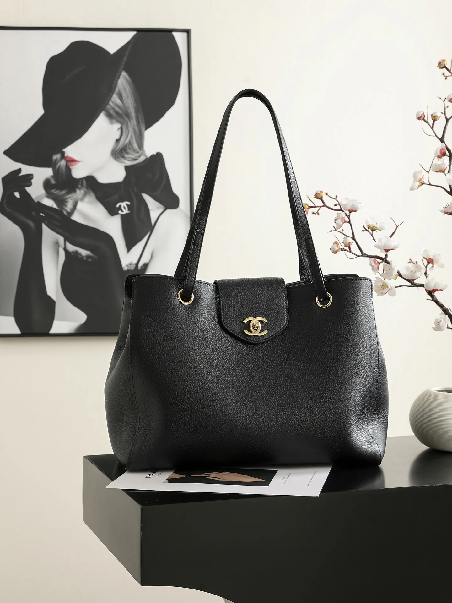 Chane* Supermodel Tote托特包,黑色荔枝纹牛皮+金色双C Logo,简约大气超有质感!容量超大,通勤or短途旅行都能装下日常用品,实用性满分✨。硬挺包型+双肩带,手提肩背都OK,90年代经典款,时尚圈超火,明星博主都在背,是香奈儿热门必入单品! 款号AS6242 尺寸35×28×17