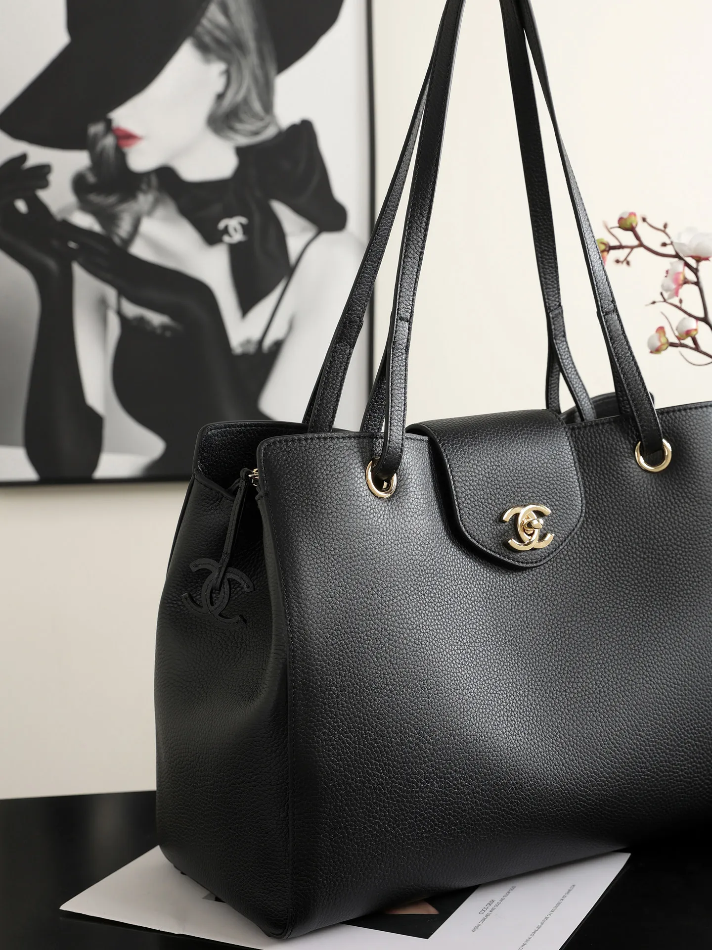 Chane* Supermodel Tote托特包，黑色荔枝纹牛皮+金色双C Logo，简约大气超有质感！容量超大，通勤or短途旅行都能装下日常用品，实用性满分✨。硬挺包型+双肩带，手提肩背都OK，90年代经典款，时尚圈超火，明星博主都在背，是香奈儿热门必入单品！ 款号AS6242 尺寸35&times;28&times;17