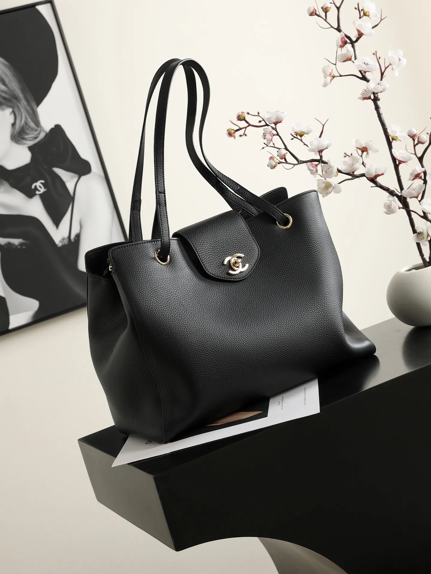 Chane* Supermodel Tote托特包,黑色荔枝纹牛皮+金色双C Logo,简约大气超有质感!容量超大,通勤or短途旅行都能装下日常用品,实用性满分✨。硬挺包型+双肩带,手提肩背都OK,90年代经典款,时尚圈超火,明星博主都在背,是香奈儿热门必入单品! 款号AS6242 尺寸35×28×17