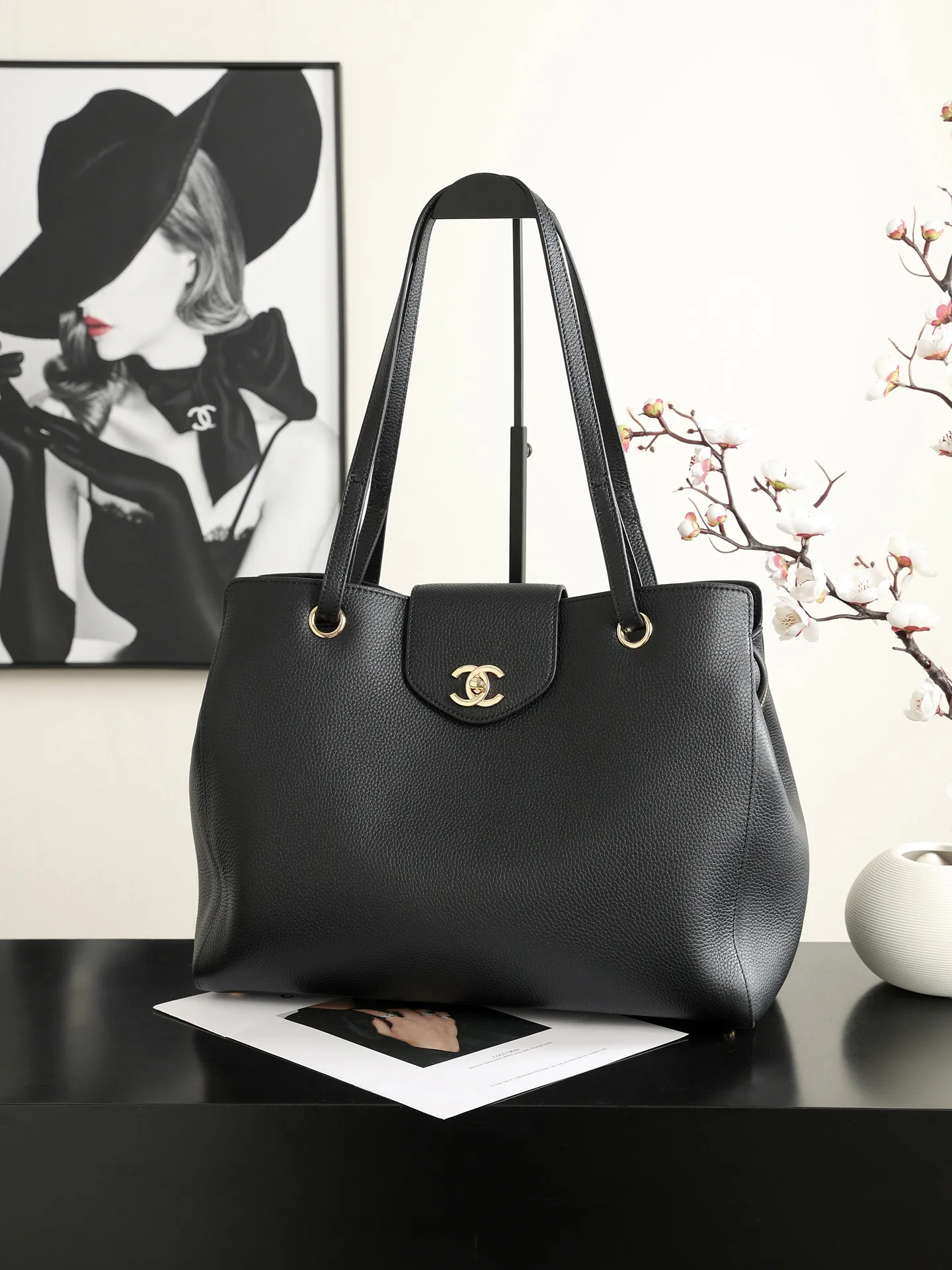 Chane* Supermodel Tote托特包，黑色荔枝纹牛皮+金色双C Logo，简约大气超有质感！容量超大，通勤or短途旅行都能装下日常用品，实用性满分✨。硬挺包型+双肩带，手提肩背都OK，90年代经典款，时尚圈超火，明星博主都在背，是香奈儿热门必入单品！ 款号AS6242 尺寸35&times;28&times;17