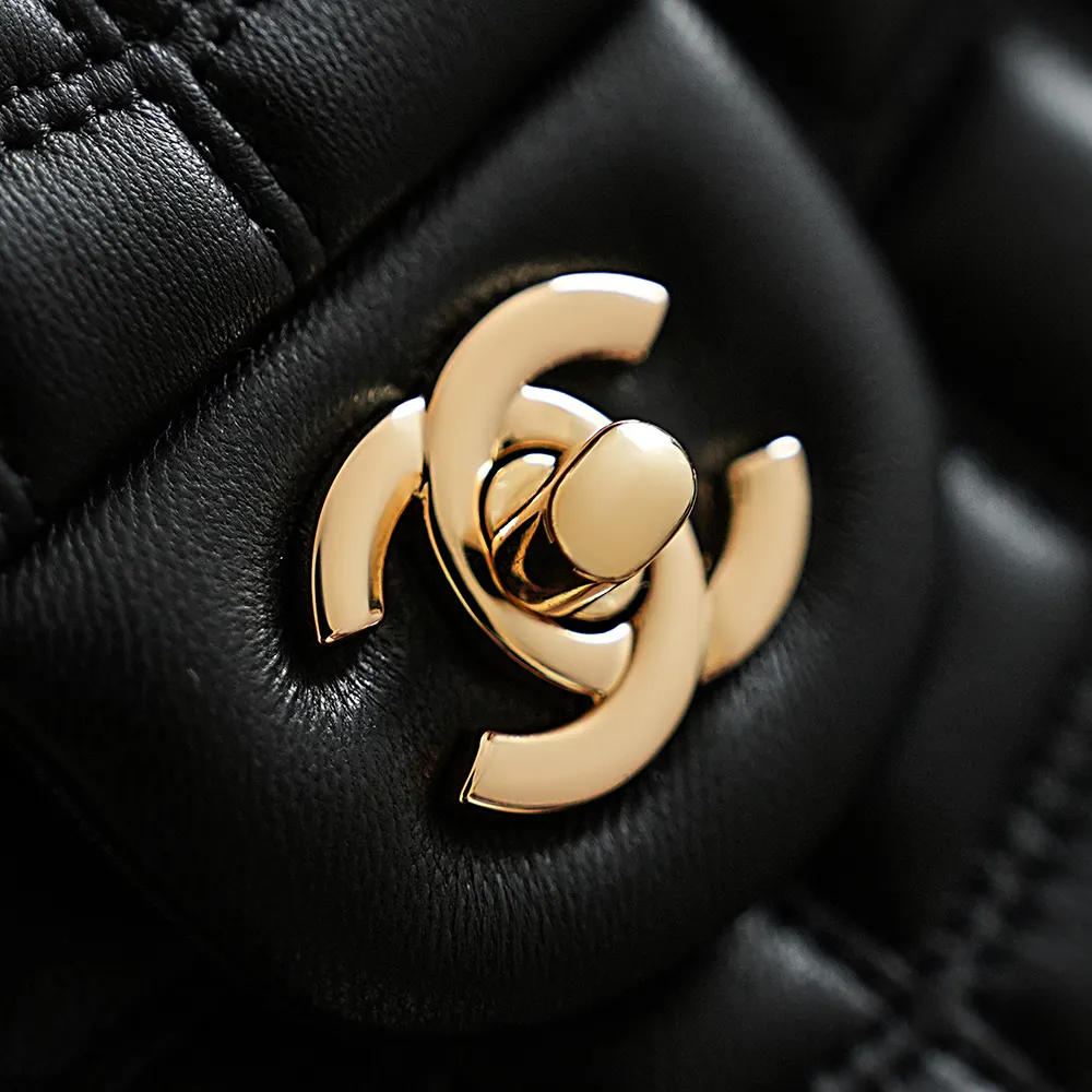 950💰𝐂𝐡𝐚𝐧𝐞𝐥 𝟐𝟔𝐬 𝐜𝐟𝟐.𝟓𝟓 鳄鱼🐊 尺寸𝟏𝟓.𝟓*𝟐𝟓.𝟓*𝟔.𝟓𝐜𝐦 26ss黑金鳄鱼🐊皮CF包 系列黑金鳄鱼皮单肩包,亮面鳄鱼皮纹理超有质感,搭配金属链条和双C扣,经典又奢华✨。Jumbo尺寸容量大,通勤或正式场合都能轻松驾驭。鳄鱼皮稀有耐用,黑金配色百搭,气质满分!CF系列自1955年诞生,实用又时髦,是奢侈品圈的永恒经典,真的很难不心动~