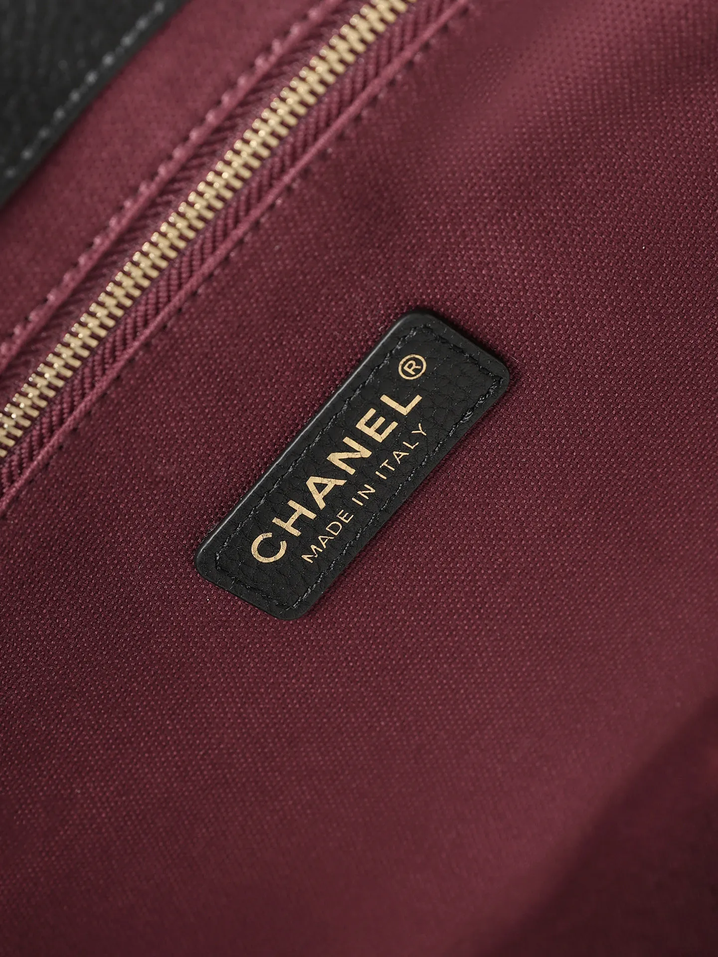 Chane* Supermodel Tote托特包，黑色荔枝纹牛皮+金色双C Logo，简约大气超有质感！容量超大，通勤or短途旅行都能装下日常用品，实用性满分✨。硬挺包型+双肩带，手提肩背都OK，90年代经典款，时尚圈超火，明星博主都在背，是香奈儿热门必入单品！ 款号AS6242 尺寸35&times;28&times;17