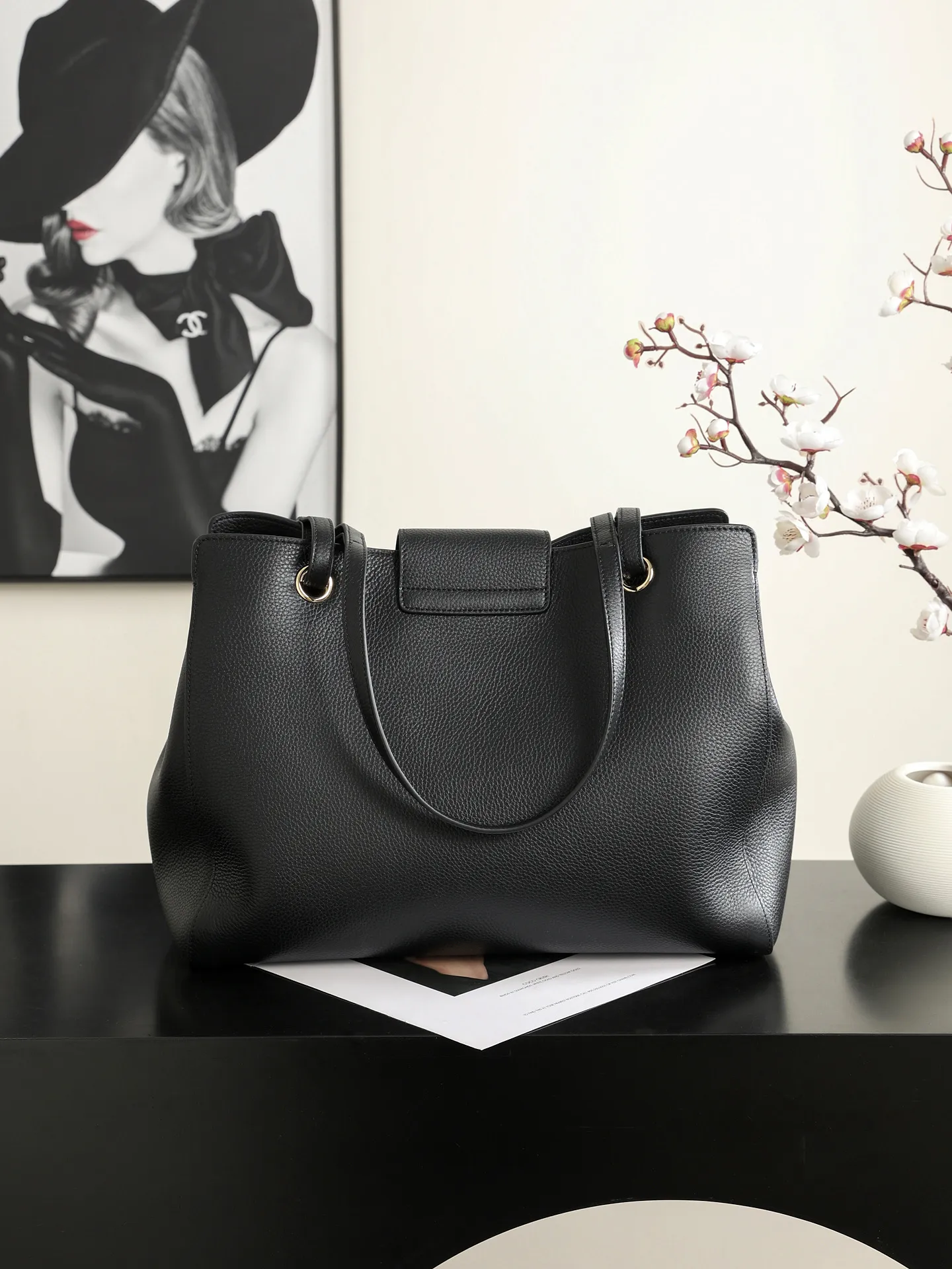 Chane* Supermodel Tote托特包,黑色荔枝纹牛皮+金色双C Logo,简约大气超有质感!容量超大,通勤or短途旅行都能装下日常用品,实用性满分✨。硬挺包型+双肩带,手提肩背都OK,90年代经典款,时尚圈超火,明星博主都在背,是香奈儿热门必入单品! 款号AS6242 尺寸35×28×17