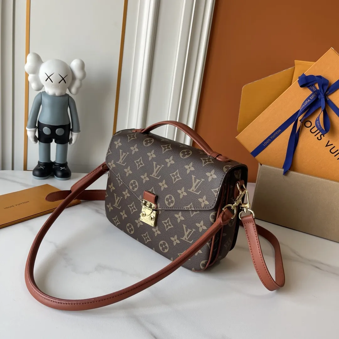 升级版批 批150 M40780 M3A801 M46279 M48280本款Pochette Met手袋以标志性Monogram帆布裁出信封式构型,搭配经典皮革饰边和S-lock锁扣,并设内隔层稳妥收纳贵重物品。可单肩、斜挎或使用新式手柄拎在手中,出席日间或晚间场合皆宜 尺寸:25x19x7厘米 (长度x高x宽) Monogram 图案涂层帆布牛皮革饰边微纤维内衬金属件 S-lock锁扣内隔层 可收纳6.7寸智能手机、耳机、Sarah长款钱夹、太阳眼镜和钥匙 法国、西班牙或意大利制造,或采用进口材料于美国制造 肩带:可拆卸,可调节 包带半长:21.0厘米 包带半长可调至:52.0厘米手柄:单手柄,可拆卸