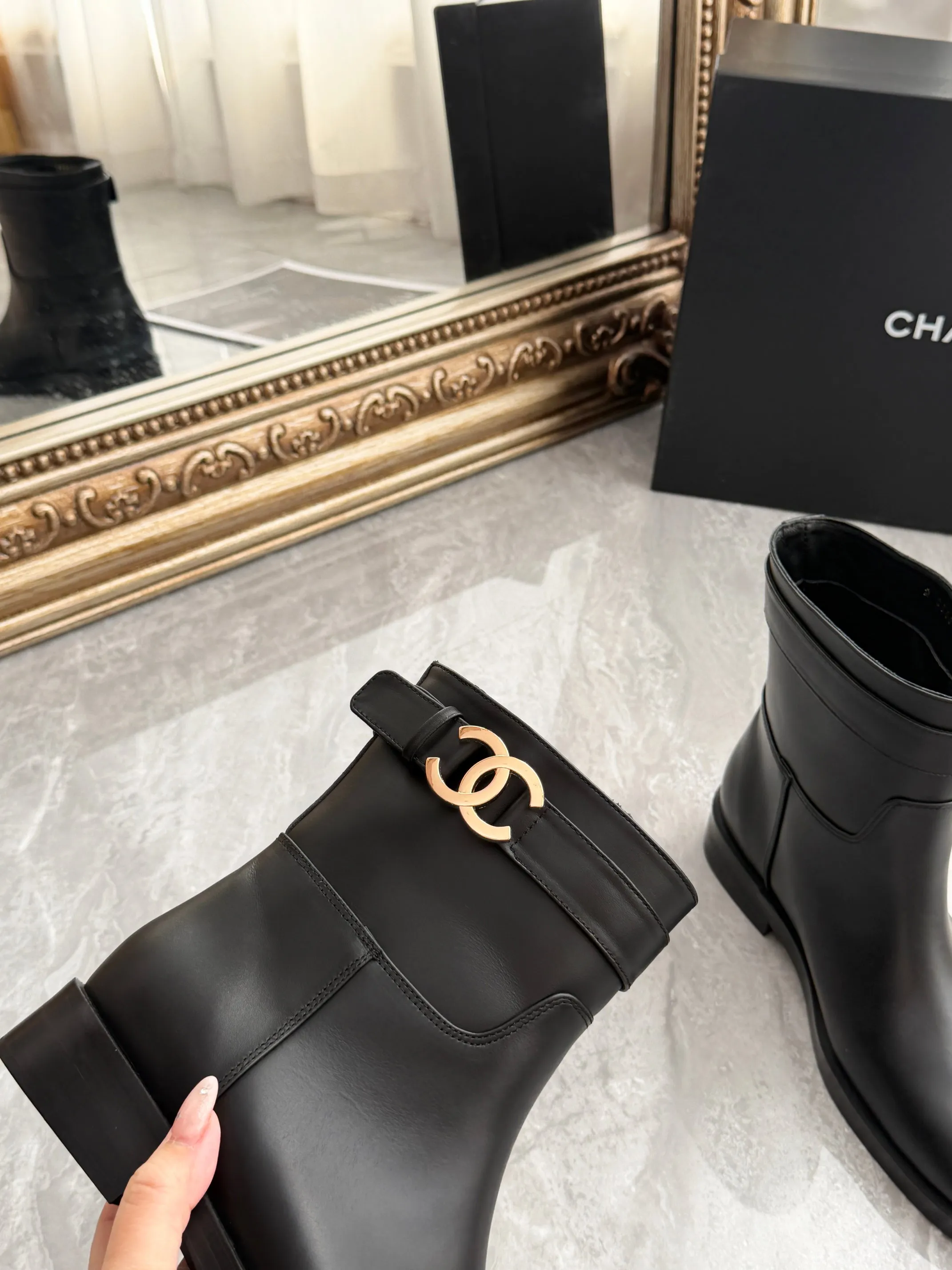 Chanel香奈儿 26B时尚 金色双C logo平跟时装靴,面料材质:进口牛皮;内里材质:进口牛皮里;颜色三色:黑色;棕色;红色,码数35--40(可定做41.42定做不退不换)出厂价8寸矮靴橡胶底P290 皮底P350