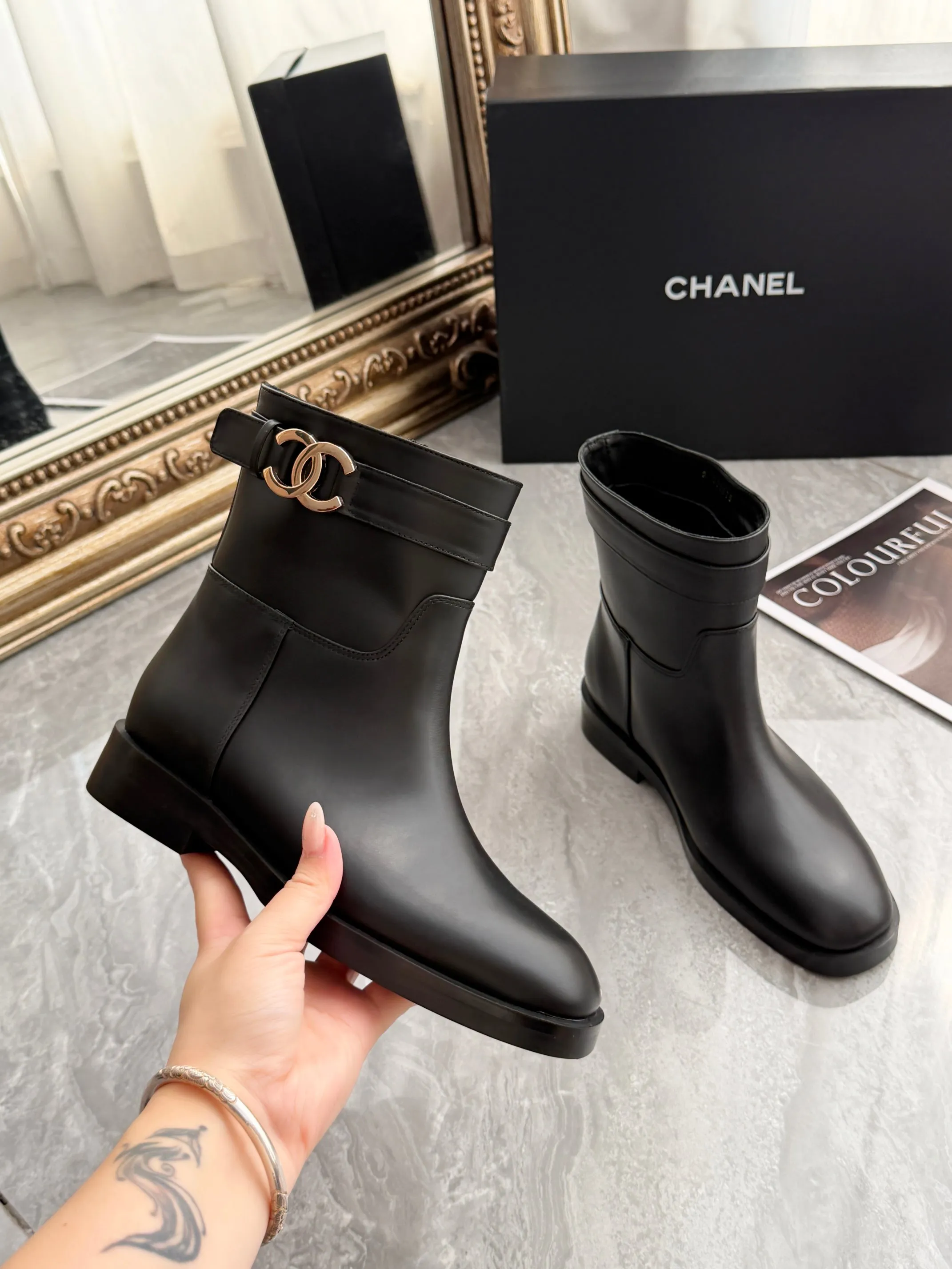 Chanel香奈儿 26B时尚 金色双C logo平跟时装靴，面料材质:进口牛皮;内里材质:进口牛皮里;颜色三色:黑色;棕色;红色，码数35--40(可定做41.42定做不退不换)出厂价8寸矮靴橡胶底P290 皮底P350