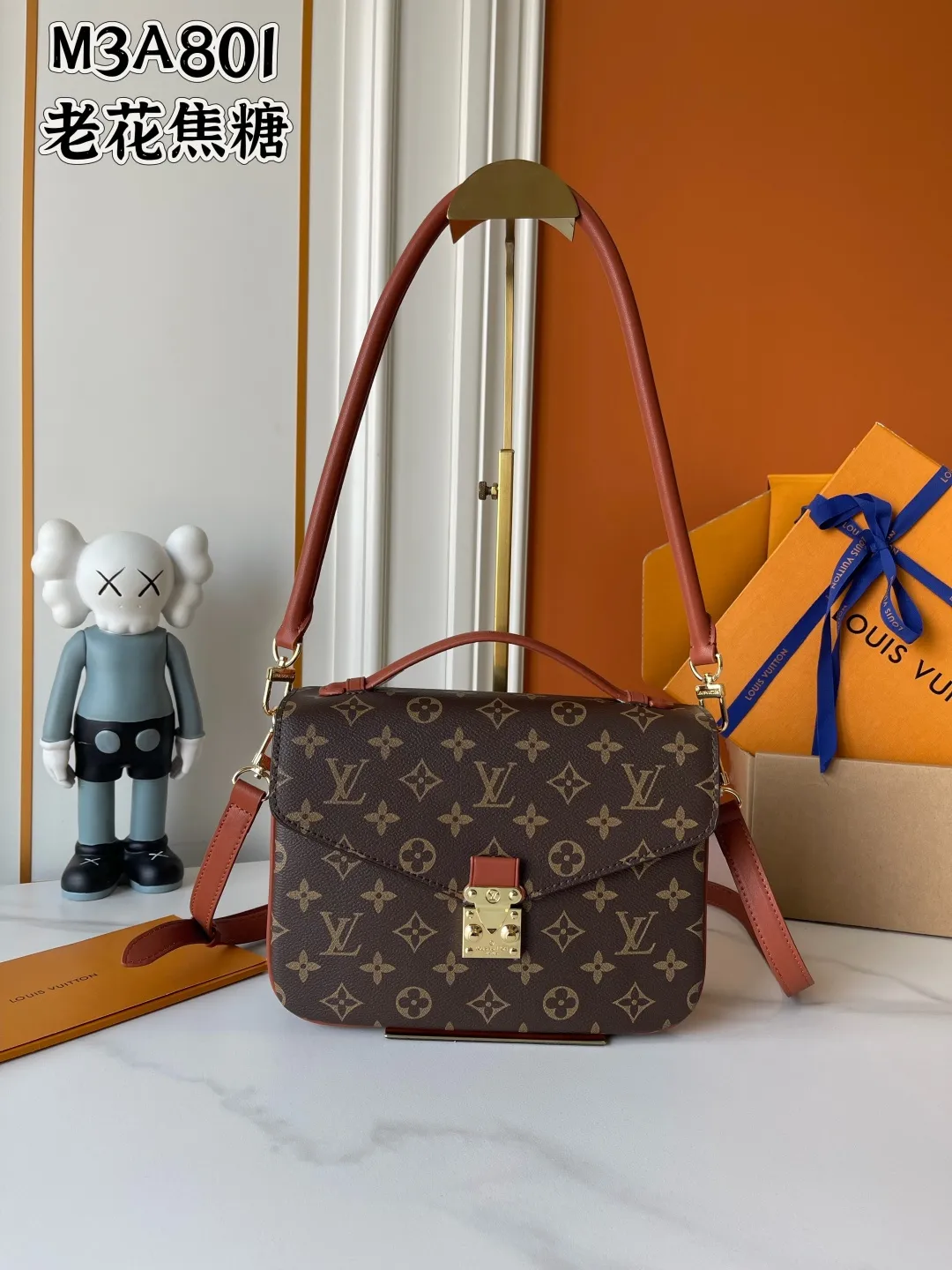 升级版批 批150 M40780 M3A801 M46279 M48280本款Pochette Met手袋以标志性Monogram帆布裁出信封式构型，搭配经典皮革饰边和S-lock锁扣，并设内隔层稳妥收纳贵重物品。可单肩、斜挎或使用新式手柄拎在手中，出席日间或晚间场合皆宜 尺寸：25x19x7厘米 (长度x高x宽) Monogram 图案涂层帆布牛皮革饰边微纤维内衬金属件 S-lock锁扣内隔层 可收纳6.7寸智能手机、耳机、Sarah长款钱夹、太阳眼镜和钥匙 法国、西班牙或意大利制造，或采用进口材料于美国制造 肩带:可拆卸，可调节 包带半长:21.0厘米 包带半长可调至:52.0厘米手柄:单手柄，可拆卸