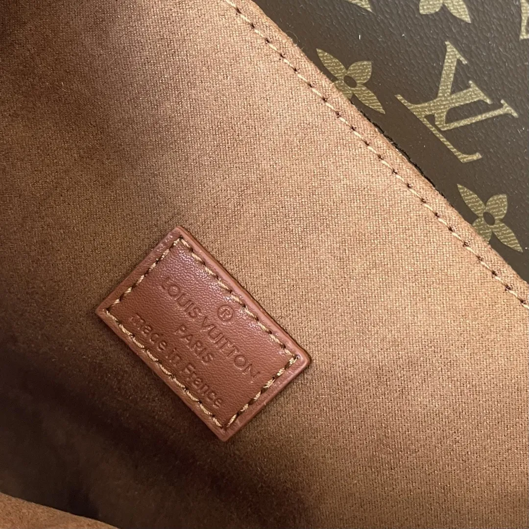 升级版批 批150 M40780 M3A801 M46279 M48280本款Pochette Met手袋以标志性Monogram帆布裁出信封式构型，搭配经典皮革饰边和S-lock锁扣，并设内隔层稳妥收纳贵重物品。可单肩、斜挎或使用新式手柄拎在手中，出席日间或晚间场合皆宜 尺寸：25x19x7厘米 (长度x高x宽) Monogram 图案涂层帆布牛皮革饰边微纤维内衬金属件 S-lock锁扣内隔层 可收纳6.7寸智能手机、耳机、Sarah长款钱夹、太阳眼镜和钥匙 法国、西班牙或意大利制造，或采用进口材料于美国制造 肩带:可拆卸，可调节 包带半长:21.0厘米 包带半长可调至:52.0厘米手柄:单手柄，可拆卸