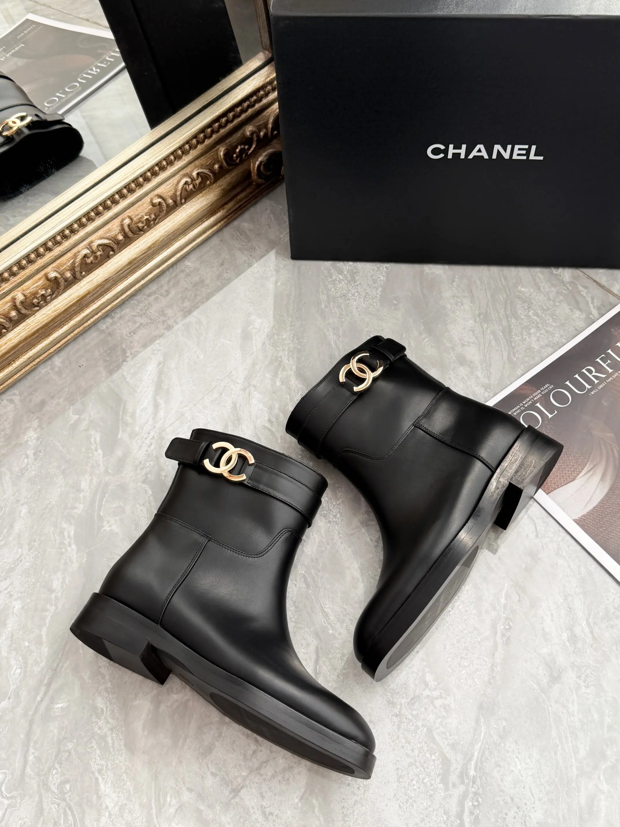 Chanel香奈儿 26B时尚 金色双C logo平跟时装靴,面料材质:进口牛皮;内里材质:进口牛皮里;颜色三色:黑色;棕色;红色,码数35--40(可定做41.42定做不退不换)出厂价8寸矮靴橡胶底P290 皮底P350