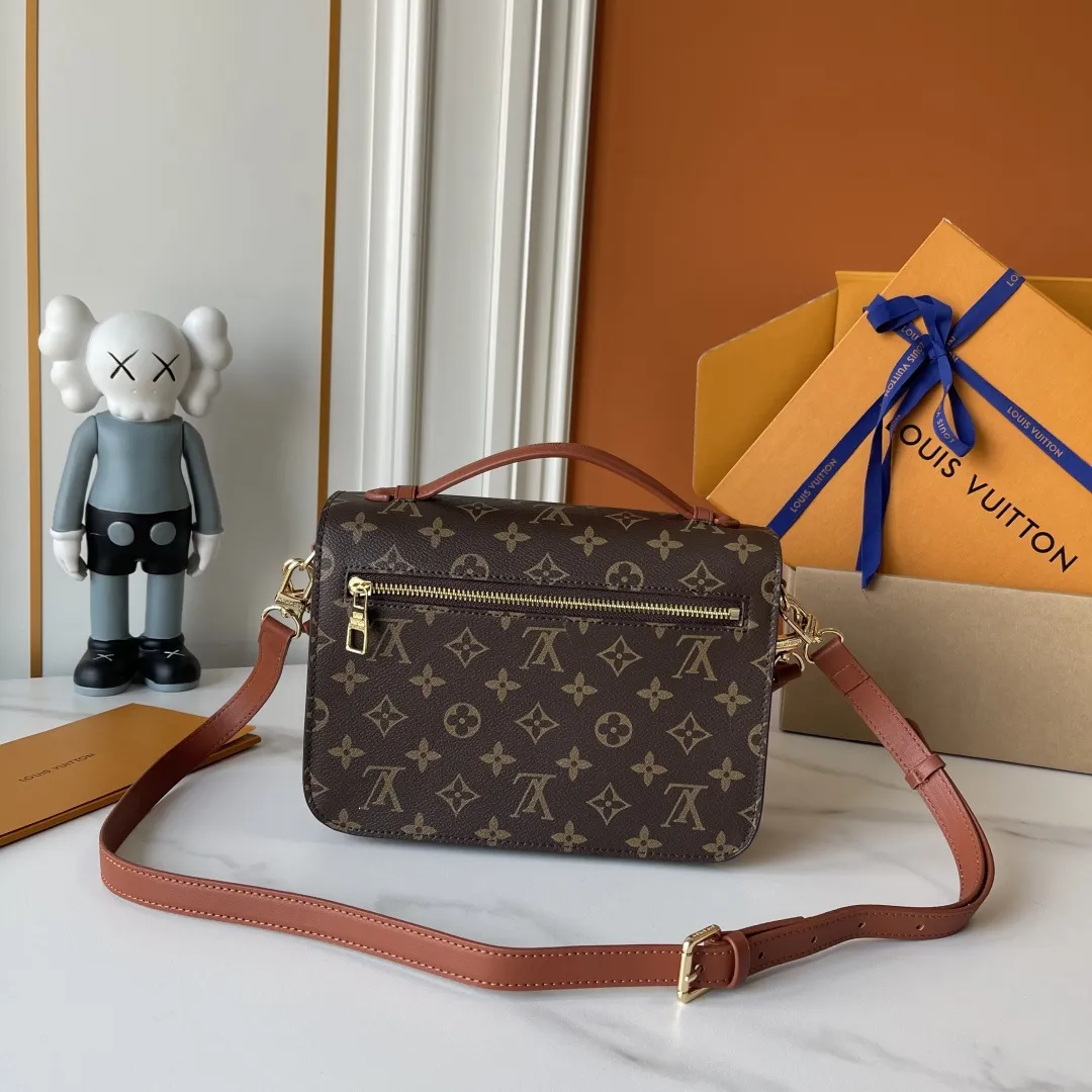 升级版批 批150 M40780 M3A801 M46279 M48280本款Pochette Met手袋以标志性Monogram帆布裁出信封式构型,搭配经典皮革饰边和S-lock锁扣,并设内隔层稳妥收纳贵重物品。可单肩、斜挎或使用新式手柄拎在手中,出席日间或晚间场合皆宜 尺寸:25x19x7厘米 (长度x高x宽) Monogram 图案涂层帆布牛皮革饰边微纤维内衬金属件 S-lock锁扣内隔层 可收纳6.7寸智能手机、耳机、Sarah长款钱夹、太阳眼镜和钥匙 法国、西班牙或意大利制造,或采用进口材料于美国制造 肩带:可拆卸,可调节 包带半长:21.0厘米 包带半长可调至:52.0厘米手柄:单手柄,可拆卸