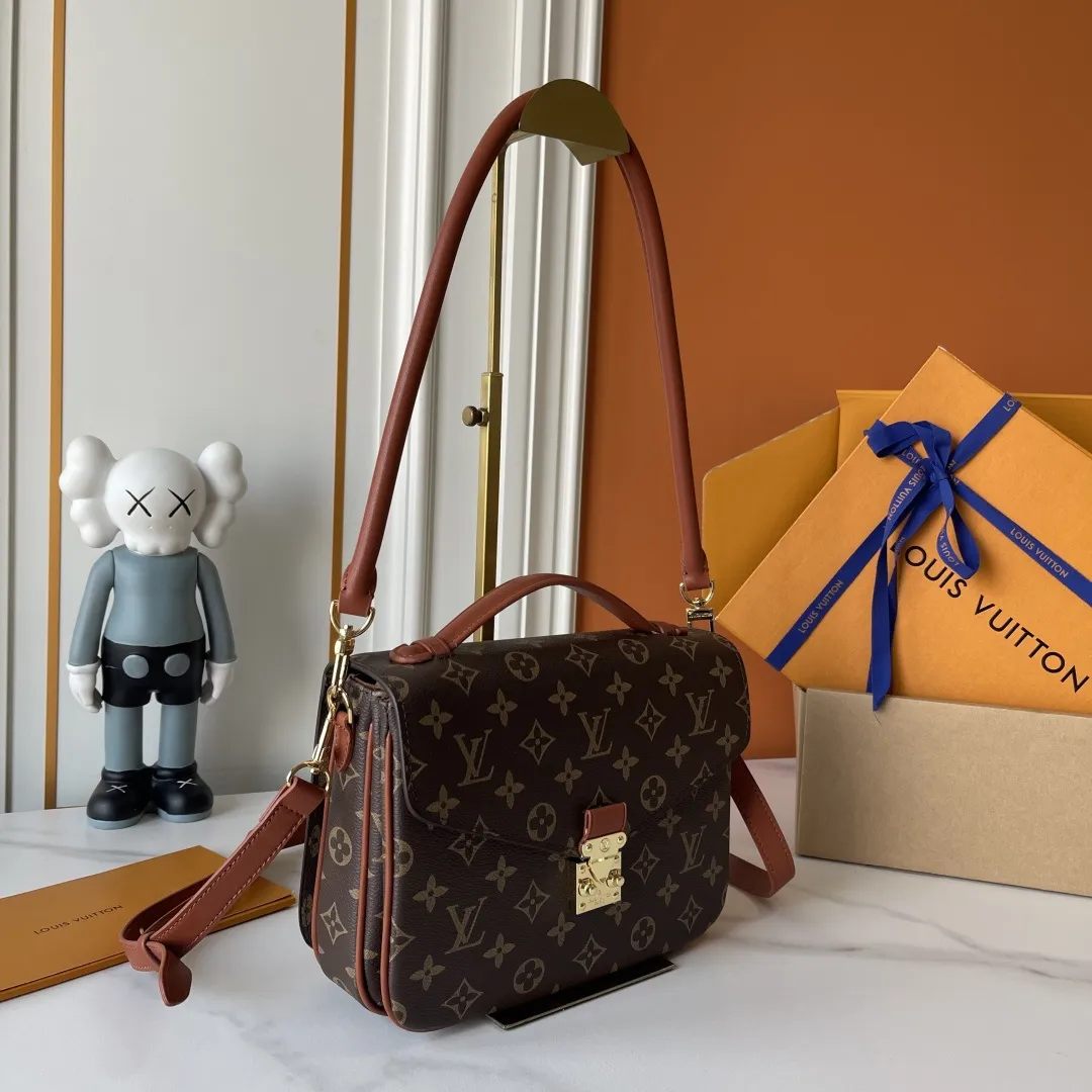 升级版批 批150 M40780 M3A801 M46279 M48280本款Pochette Met手袋以标志性Monogram帆布裁出信封式构型，搭配经典皮革饰边和S-lock锁扣，并设内隔层稳妥收纳贵重物品。可单肩、斜挎或使用新式手柄拎在手中，出席日间或晚间场合皆宜 尺寸：25x19x7厘米 (长度x高x宽) Monogram 图案涂层帆布牛皮革饰边微纤维内衬金属件 S-lock锁扣内隔层 可收纳6.7寸智能手机、耳机、Sarah长款钱夹、太阳眼镜和钥匙 法国、西班牙或意大利制造，或采用进口材料于美国制造 肩带:可拆卸，可调节 包带半长:21.0厘米 包带半长可调至:52.0厘米手柄:单手柄，可拆卸