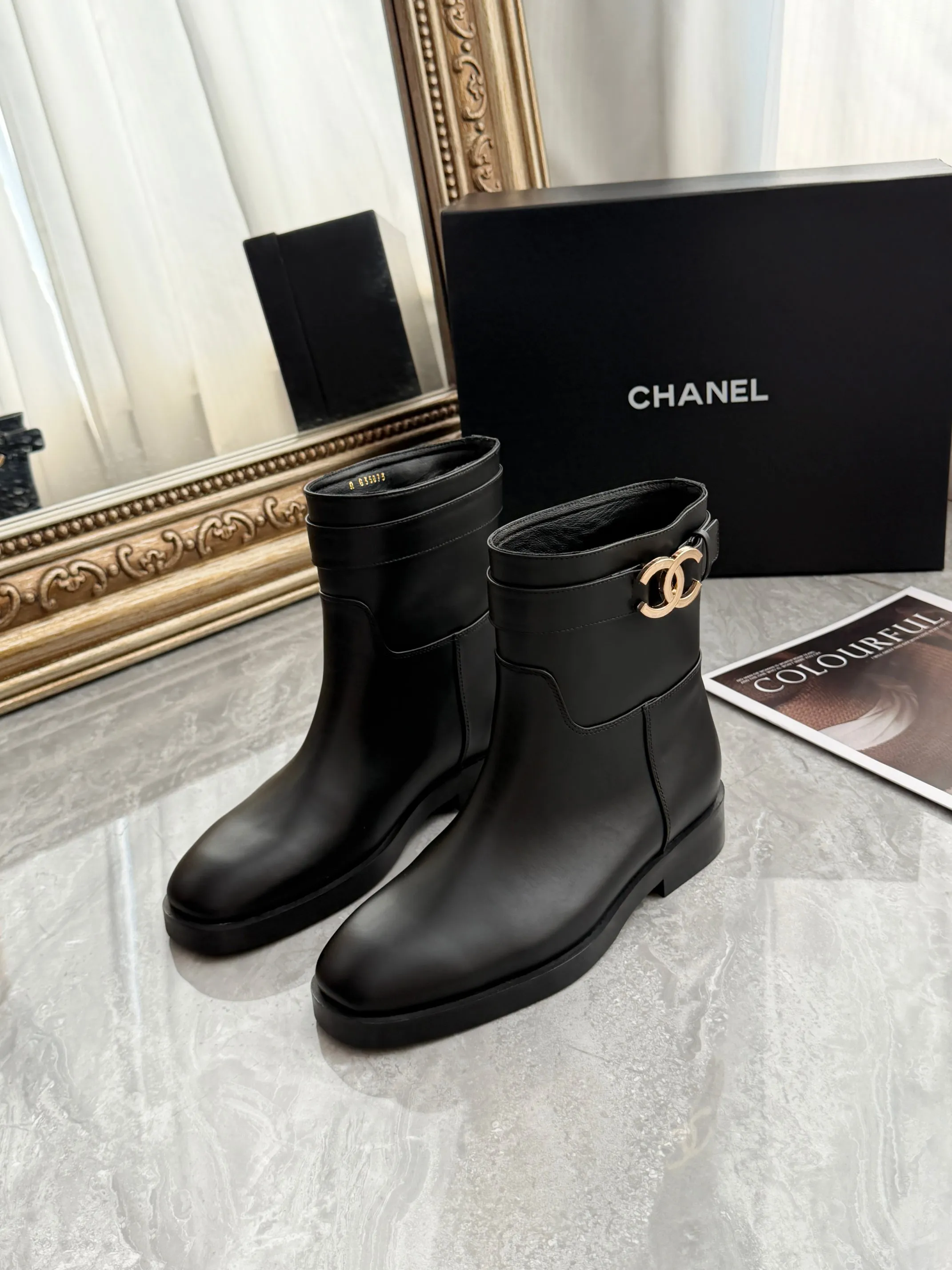 Chanel香奈儿 26B时尚 金色双C logo平跟时装靴，面料材质:进口牛皮;内里材质:进口牛皮里;颜色三色:黑色;棕色;红色，码数35--40(可定做41.42定做不退不换)出厂价8寸矮靴橡胶底P290 皮底P350