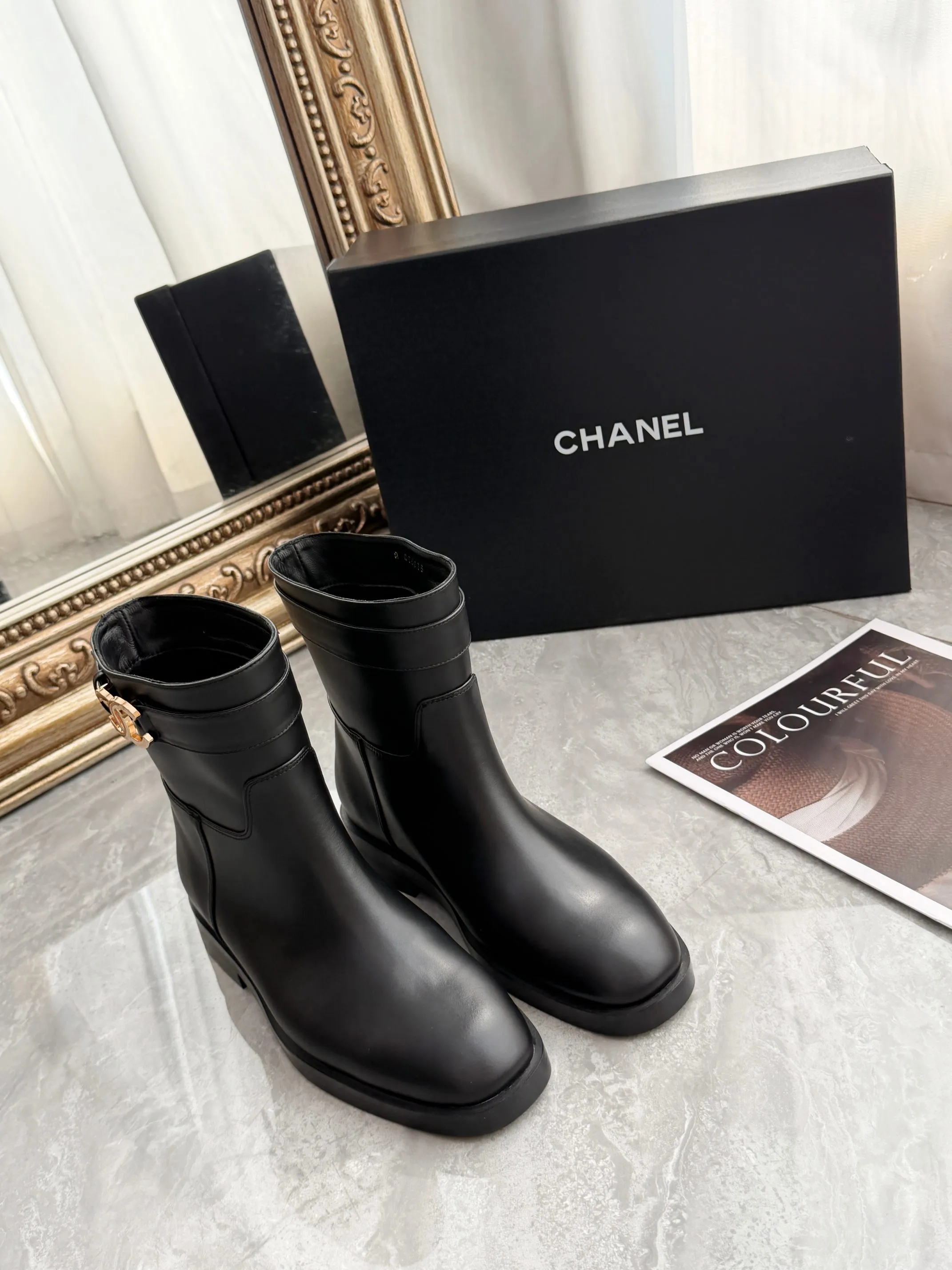 Chanel香奈儿 26B时尚 金色双C logo平跟时装靴，面料材质:进口牛皮;内里材质:进口牛皮里;颜色三色:黑色;棕色;红色，码数35--40(可定做41.42定做不退不换)出厂价8寸矮靴橡胶底P290 皮底P350
