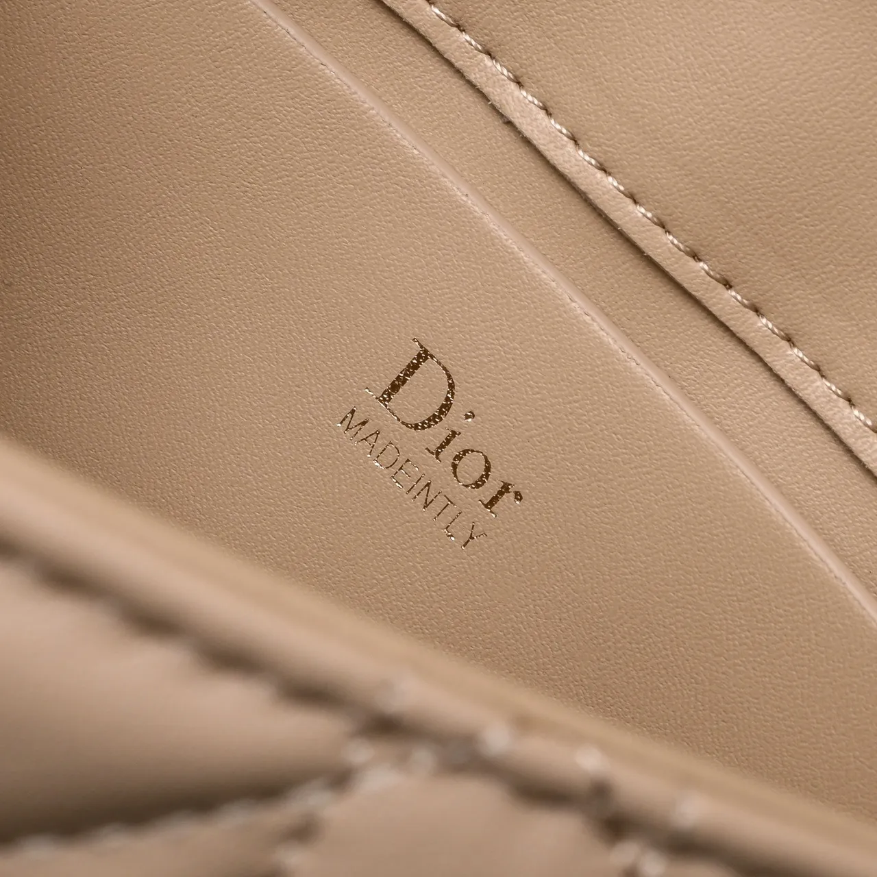 顶级原版🔥批：230💰 My Tender Dior Top Han..羊皮革超大藤格纹 这款My Tender Dior Top Handle迷你链条手袋款式百搭，廓形柔软。采用羊皮革精心制作，饰以超大藤格纹，彰显经典标识，包括饰以皮革蝴蝶结的翻盖，点缀以D.I.O.R。吊饰提升格调。顶部手柄饰以形标志孔眼，搭配可拆卸链条肩带，可手提，肩背或斜挎，是日常和晚装造型的理想之选。 尺寸：21x11.5x7厘米(长x高x宽)
